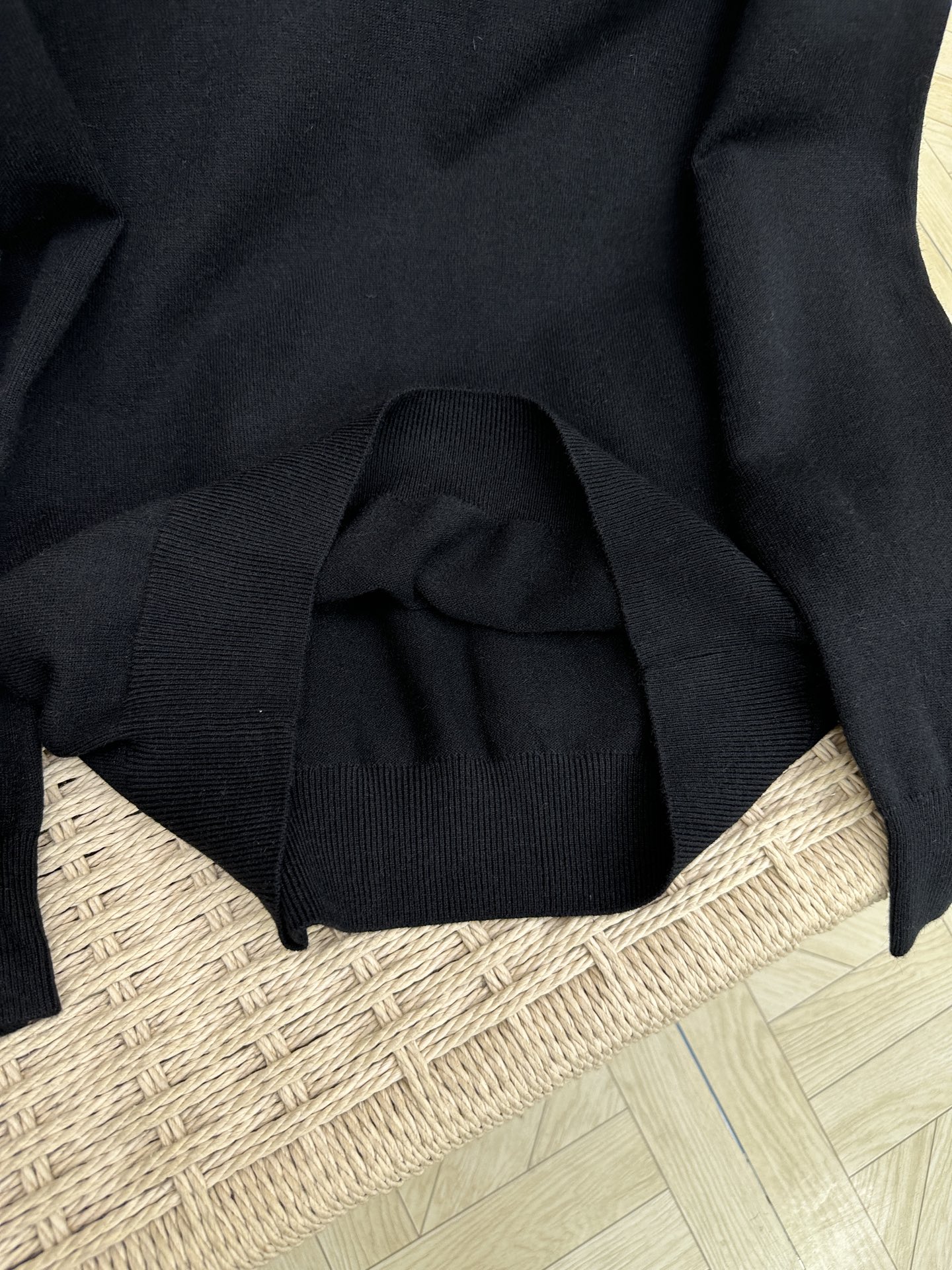 BC 25FW秋冬新款毛衣采用羊绒羊毛混纺纱线，保暖性佳，蓬松柔软，加倍呵护肌肤，给你轻如无物的穿着感体