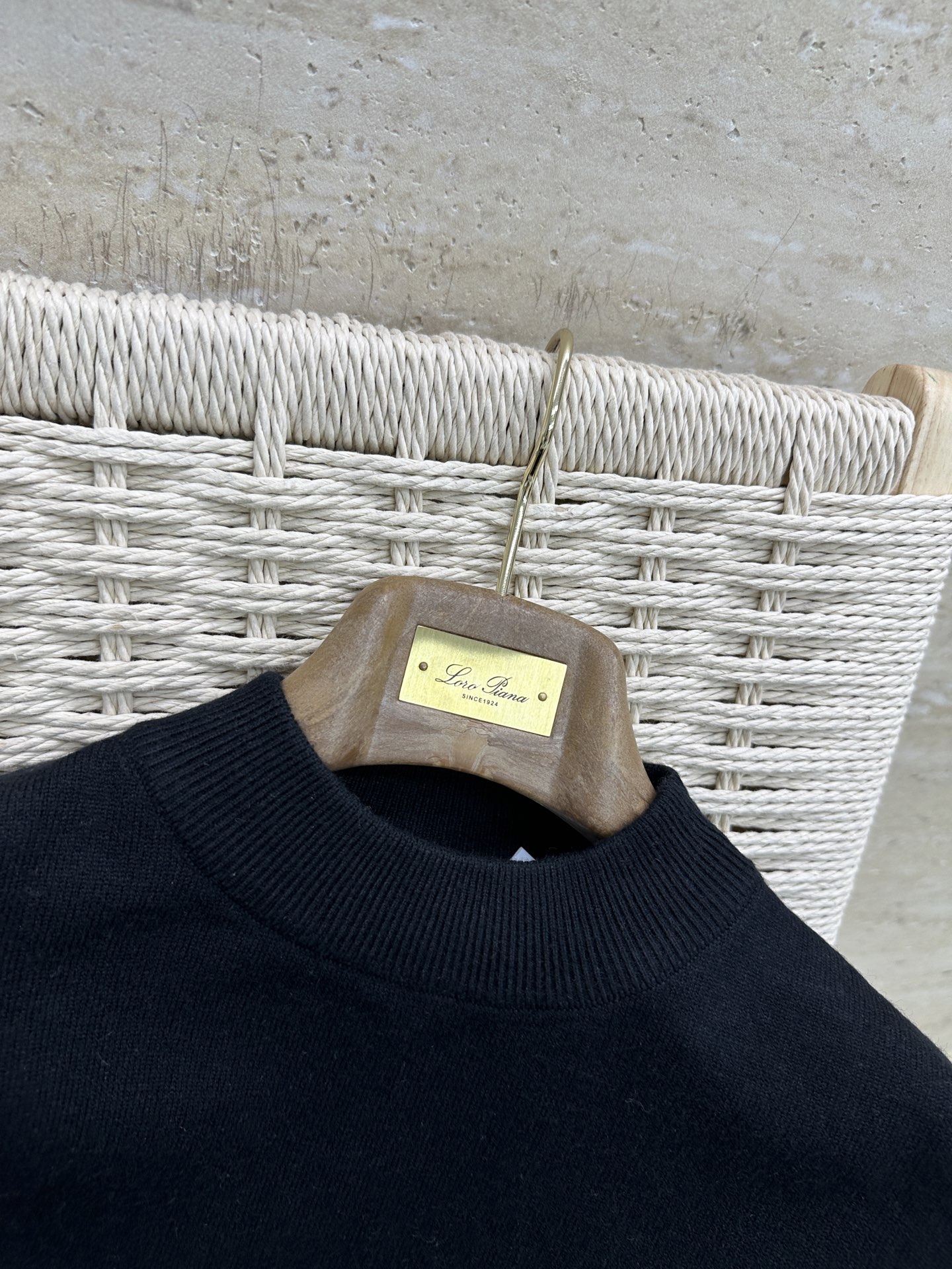 BC 25FW秋冬新款毛衣采用羊绒羊毛混纺纱线，保暖性佳，蓬松柔软，加倍呵护肌肤，给你轻如无物的穿着感体