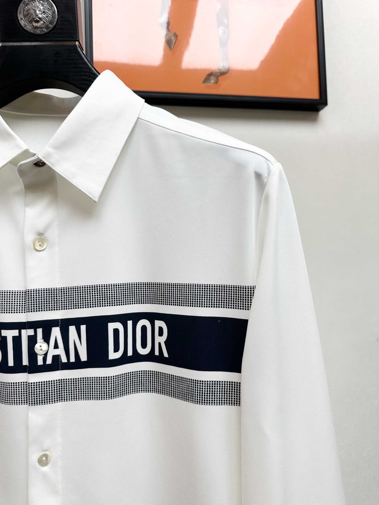 Dior.2024新款长袖衬衫重磅推荐！高级成衣十足腔调经典翻领衬衫！胸前品牌LOGO设计让你感受与众不