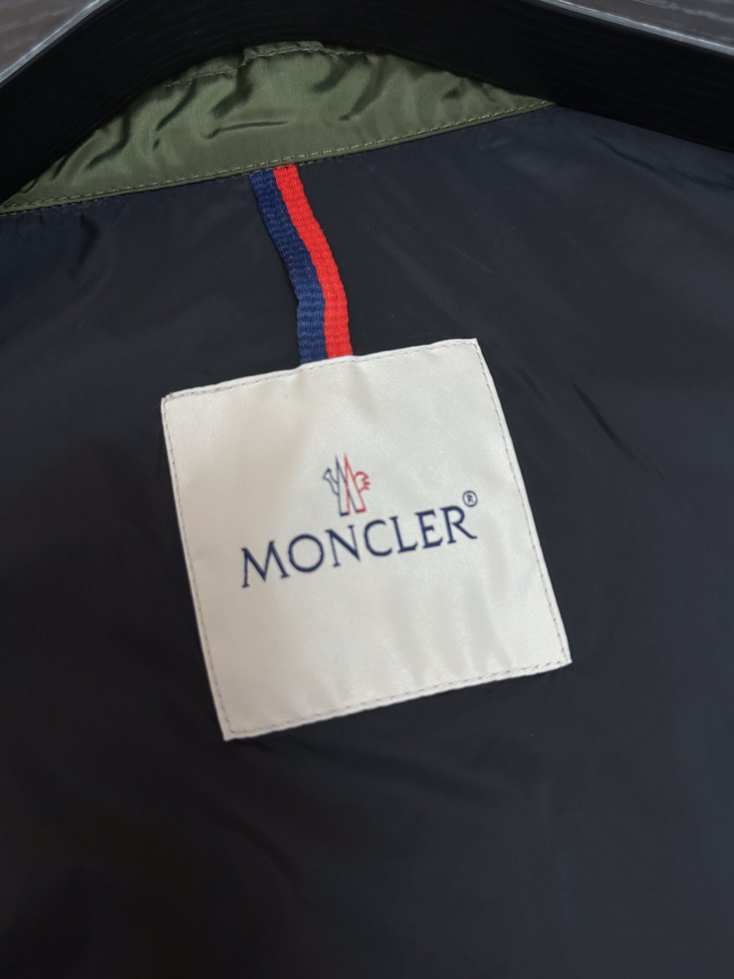 Moncler蒙口2024最新款衬衫风衣夹克外套两侧剪裁设计理念搭配拉链有个性订制进口面料做工精细上身有