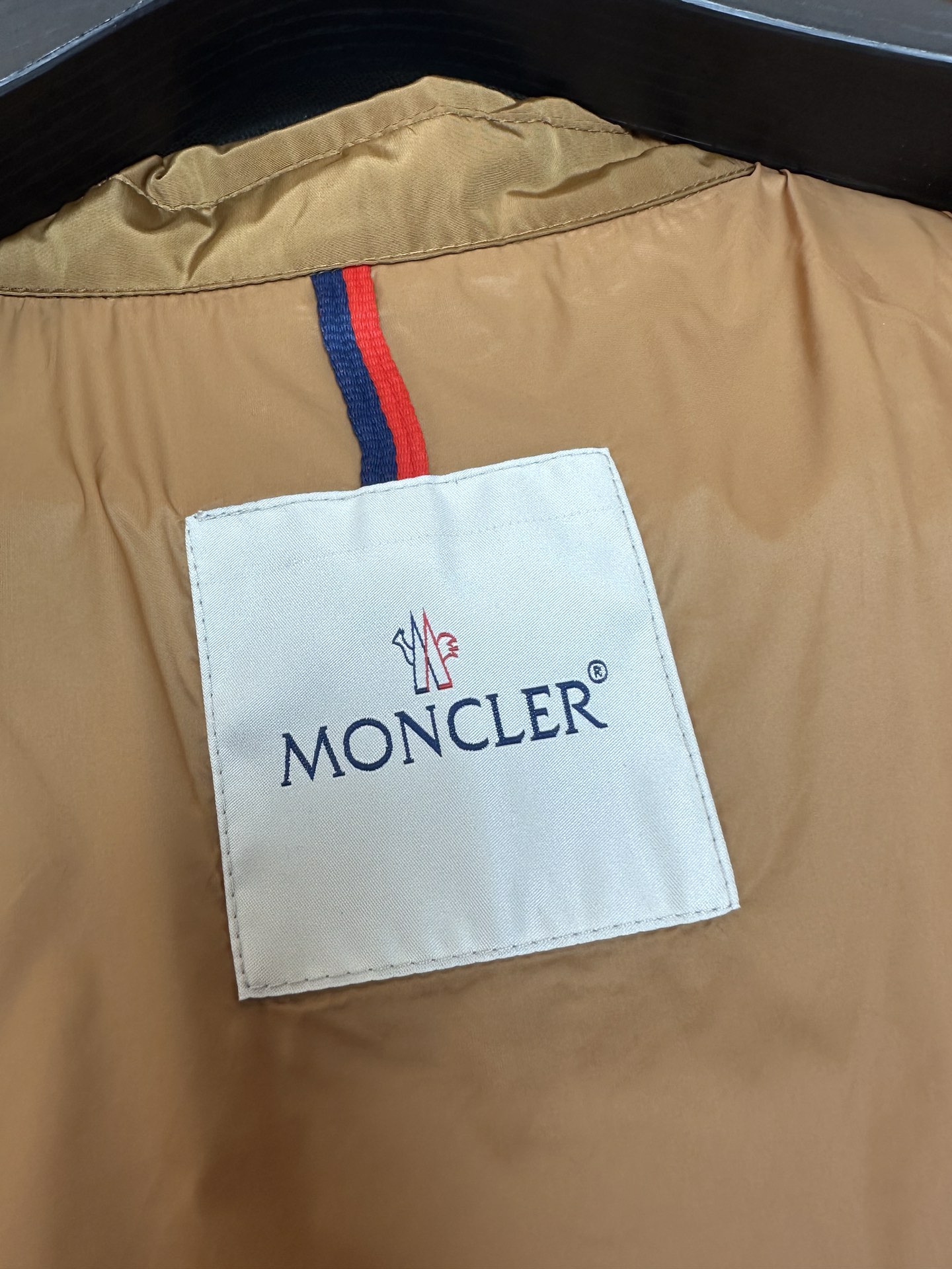 Moncler蒙口2024最新款衬衫风衣夹克外套两侧剪裁设计理念搭配拉链有个性订制进口面料做工精细上身有