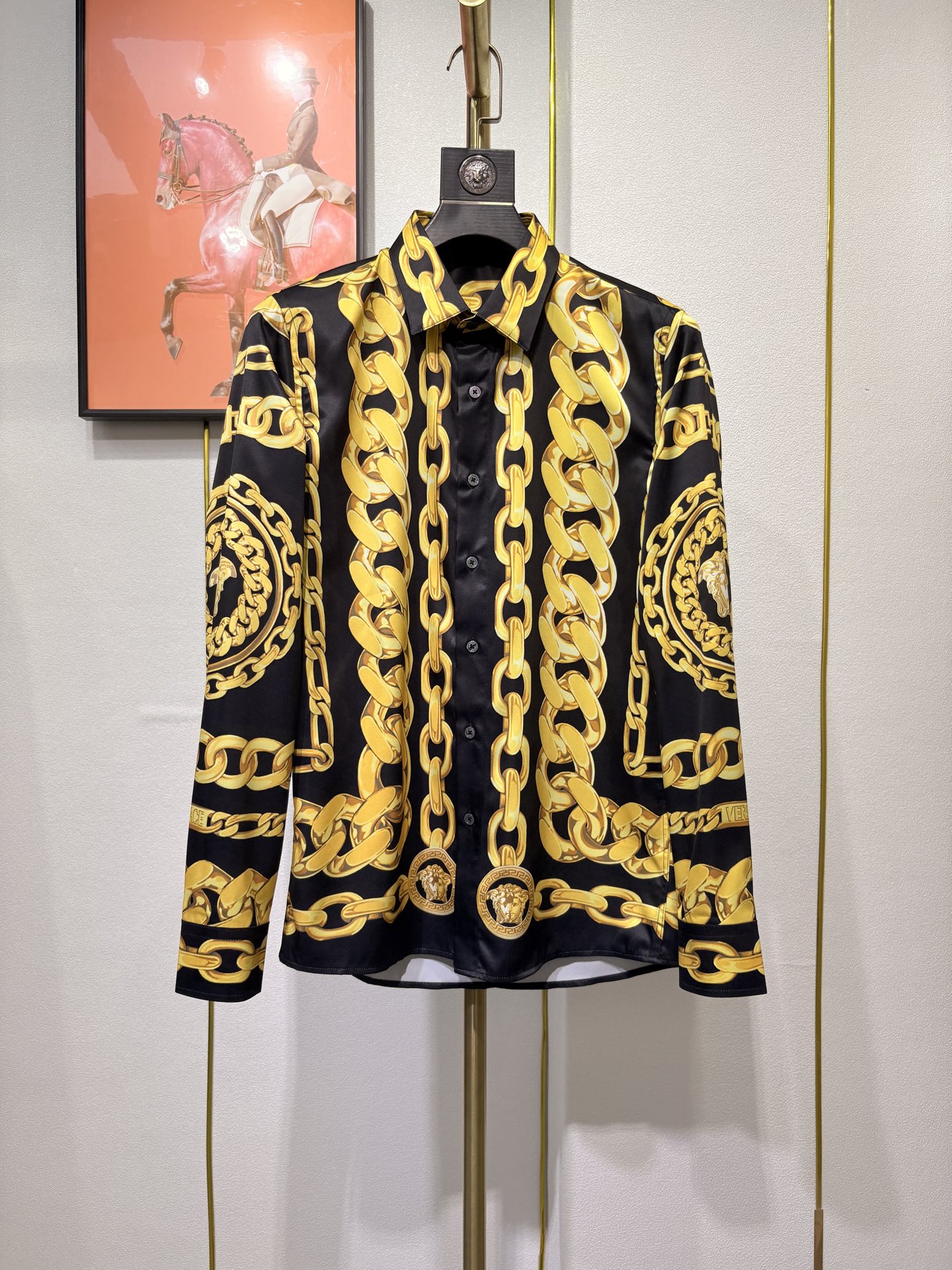 NO:507532,. Versace's new style exclusively offers new men's casual Polo shirts, high-end customized fabrics, high-end versions, fashionable and versatile styles, imported imitation silk fabrics, super soft and delicate feel, skin-friendly and comfortable to wear, high-end boutique, fine workmanship in OEM, very good on the upper body, a must-have item for men. The number of codes is 38-42, versace, shirts, real silk, alexander wang19860909. Versace 新款独家专供新款男士休闲Polo衬衫,高端定制面料,高端版本,时尚百搭爆款,选用进口仿真丝面料,手感超柔软细腻,穿着亲肤舒适 ,高端精品,代工厂精细做工,上身非常赞,男士必备单品.码数38-42码,,versace,shirts,real silk,alexander wang,Men's clothing