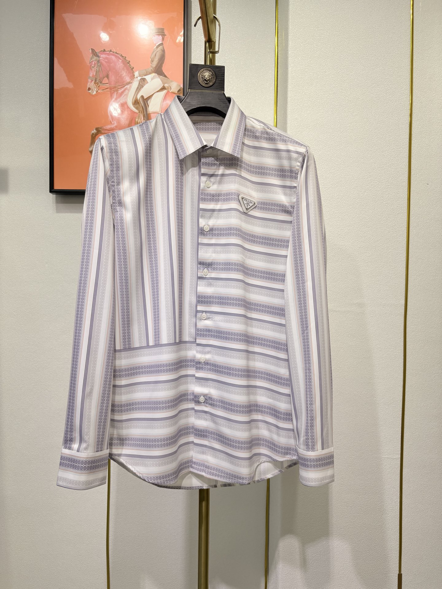 NO:507527,. PRADA's new style exclusively offers new men's casual shirts, high-end customized fabrics, high-end versions, fashionable and versatile styles, imported imitation silk fabrics, super soft and delicate feel, skin-friendly and comfortable to wear, high-end boutique, fine workmanship in OEM, very good on the upper body, a must-have item for men. The number of codes is 38-42, prada, shirts, real silk, alexander wang19860909. PRADA 新款独家专供新款男士休闲衬衫,高端定制面料,高端版本,时尚百搭爆款,选用进口仿真丝面料,手感超柔软细腻,穿着亲肤舒适 ,高端精品,代工厂精细做工,上身非常赞,男士必备单品.码数38-42码,,prada,shirts,real silk,alexander wang,Men's clothing