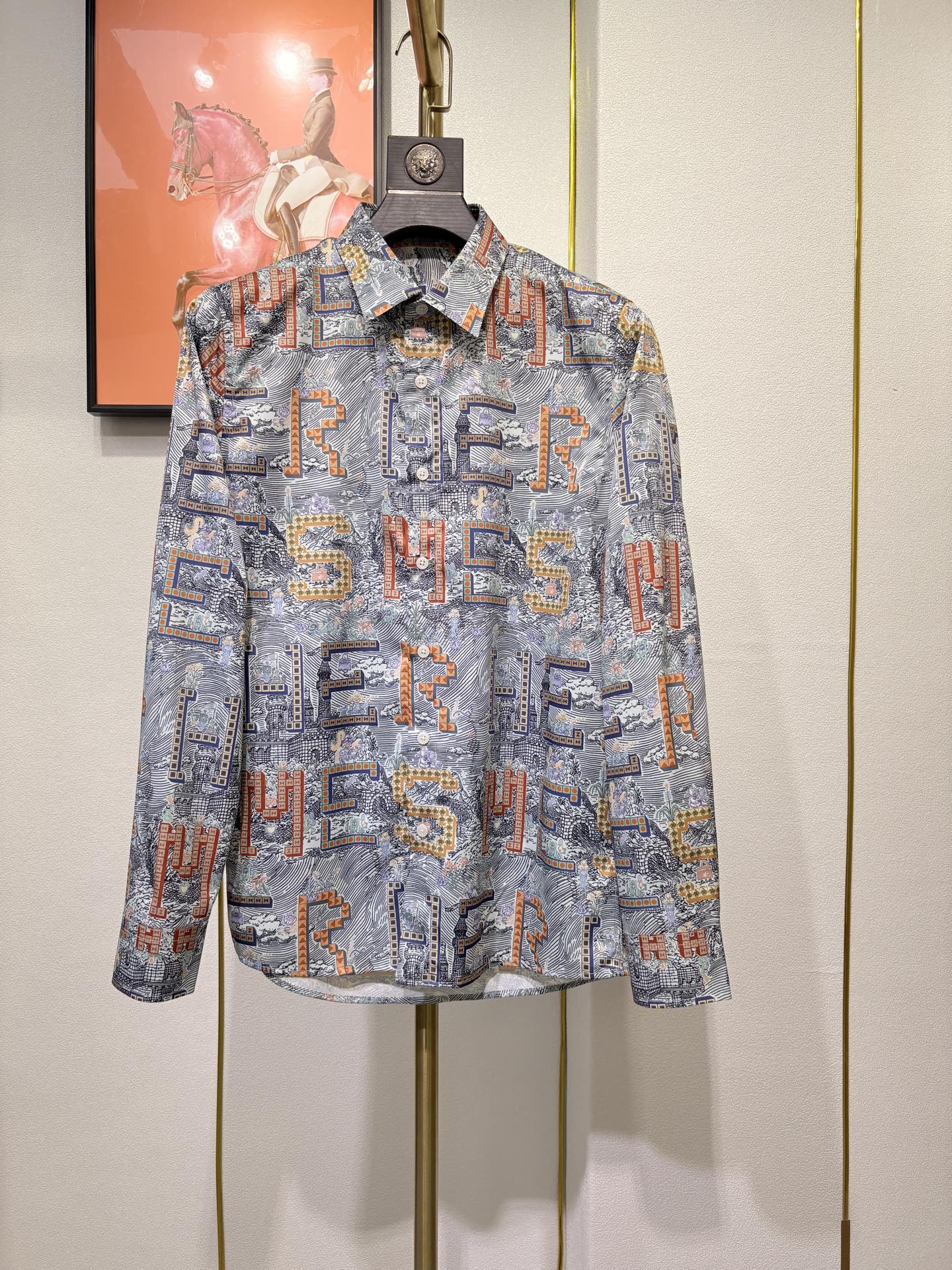 NO:507465,. HEMES Aima New style exclusively offers new men's casual shirts, high-end customized fabrics, high-end versions, fashionable and versatile styles, imported imitation silk fabrics, super soft and delicate feel, skin-friendly and comfortable to wear, high-end boutique, fine workmanship in OEM, very good on the upper body, a must-have item for men. The number of codes is 38-42, hermes, shirts, real silk, alexander wang19860909. HEMES 爱马 新款独家专供新款男士休闲衬衫,高端定制面料,高端版本,时尚百搭爆款,选用进口仿真丝面料,手感超柔软细腻,穿着亲肤舒适 ,高端精品,代工厂精细做工,上身非常赞,男士必备单品.码数38-42码,,hermes,shirts,real silk,alexander wang,Men's clothing