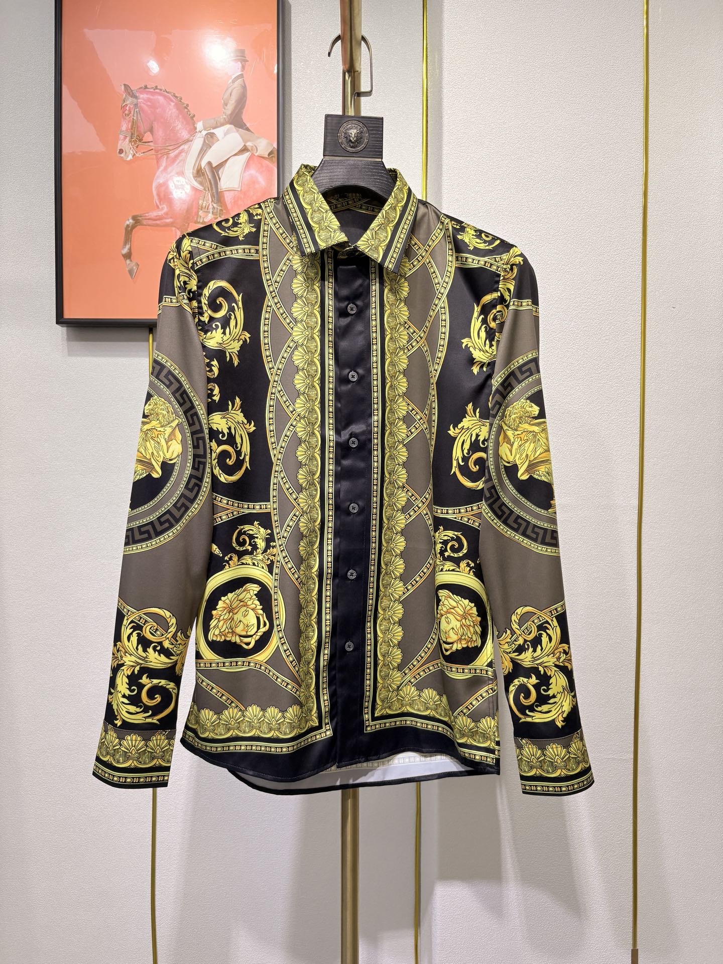 NO:507461,. Versace's new style exclusively offers new men's casual shirts, high-end customized fabrics, high-end versions, fashionable and versatile styles, imported imitation silk fabrics, super soft and delicate feel, skin-friendly and comfortable to wear, high-end boutique, fine workmanship in OEM, very good on the upper body, a must-have item for men. The number of codes is 38-42, versace, shirts, real silk, alexander wang19860909. Versace 新款独家专供新款男士休闲衬衫,高端定制面料,高端版本,时尚百搭爆款,选用进口仿真丝面料,手感超柔软细腻,穿着亲肤舒适 ,高端精品,代工厂精细做工,上身非常赞,男士必备单品.码数38-42码,,versace,shirts,real silk,alexander wang,Men's clothing