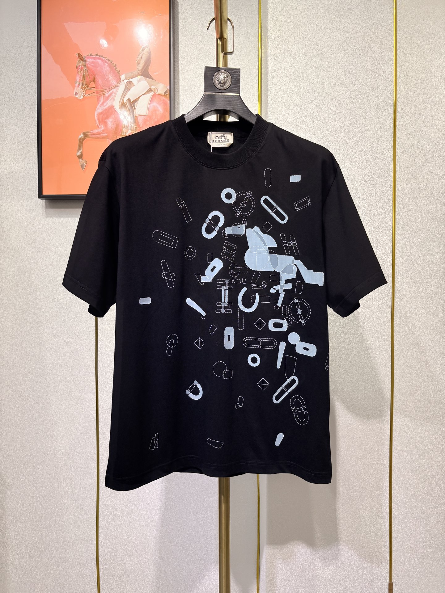 NO:152800,HERMES new short-sleeved product, using imported original fabric, top-grade new craftsmanship logo pattern on the chest, soft and delicate feel, not easy to deform, fashionable and handsome upper body, extremely high grade, loose version, S-3XL, hermes, T-shirt, alexander wang19860909HERMES 新品短袖,采用进口原版面料,胸口顶级新工艺logo图案,手感柔软细腻,不易变型,上身时尚帅气,档次极高,宽松版,码数S一3XL,,hermes,T-shirt,alexander wang,Men's clothing