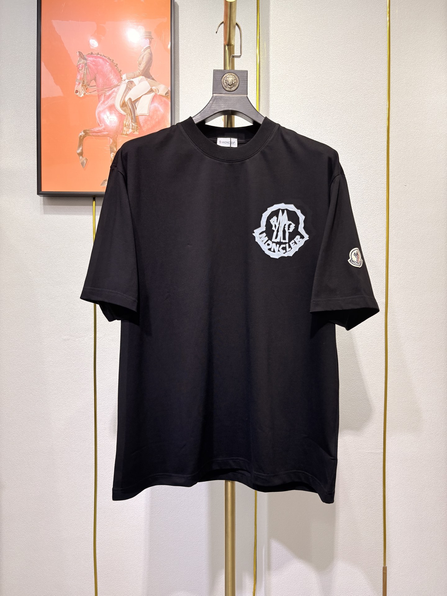 NO:152802,MONCL masked new short-sleeved product, using imported original fabric, top-grade new craftsmanship logo pattern on the chest, soft and delicate feel, not easy to change, fashionable and handsome upper body, extremely high grade, loose version, S-3XL, christian louboutin, Moncler, T-shirt, alexander wang19860909MONCL 蒙口新品短袖,采用进口原版面料,胸口顶级新工艺logo图案,手感柔软细腻,不易变型,上身时尚帅气,档次极高,宽松版,码数S一3XL,,christian louboutin,Moncler,T-shirt,alexander wang,Men's clothing