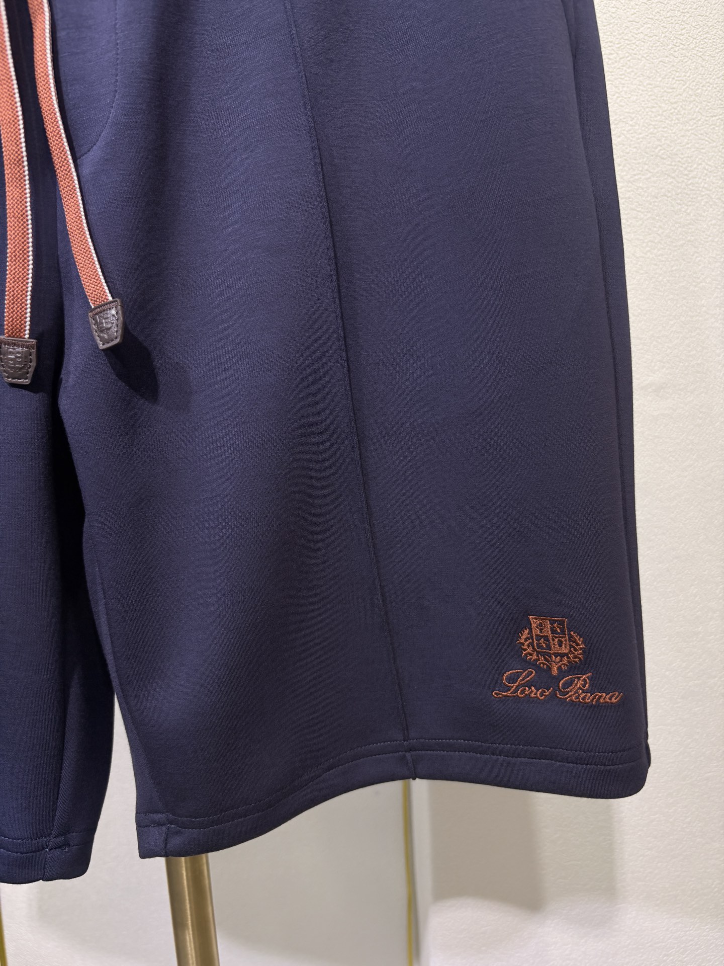 Loro piana 新款男士短裤 此款短裤常规版型剪裁，采用太空棉布料制成，功能透气，厚度适中，末端徽
