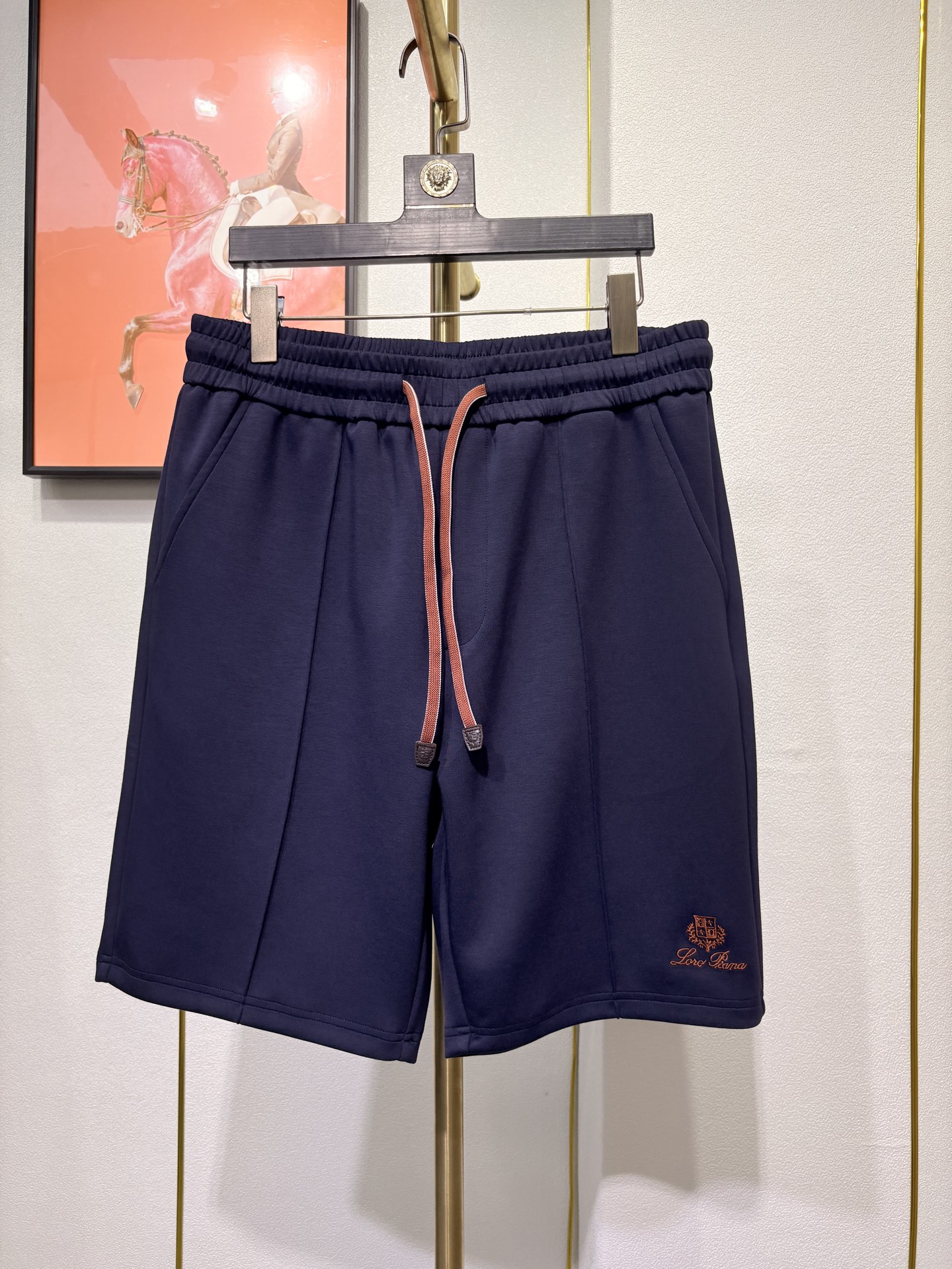 Loro piana 新款男士短裤 此款短裤常规版型剪裁，采用太空棉布料制成，功能透气，厚度适中，末端徽