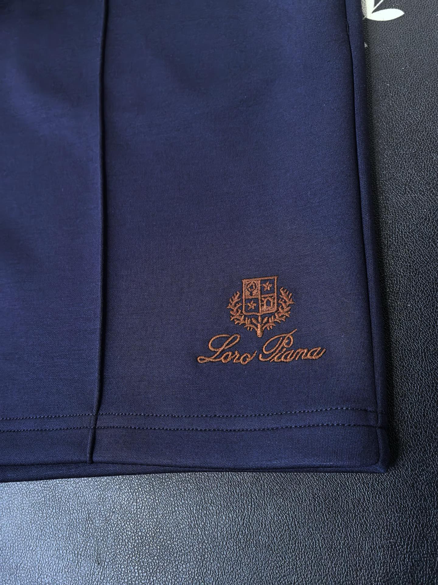 Loro piana 新款男士短裤 此款短裤常规版型剪裁，采用太空棉布料制成，功能透气，厚度适中，末端徽