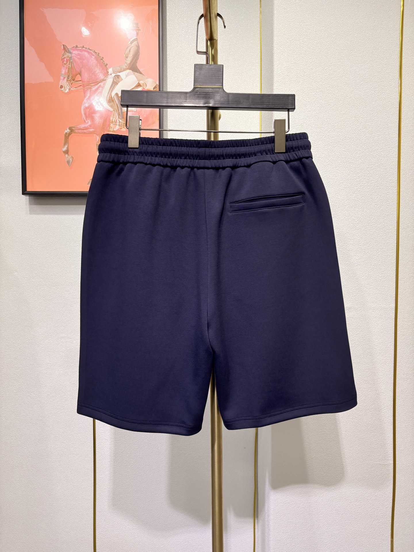 Loro piana 新款男士短裤 此款短裤常规版型剪裁，采用太空棉布料制成，功能透气，厚度适中，末端徽