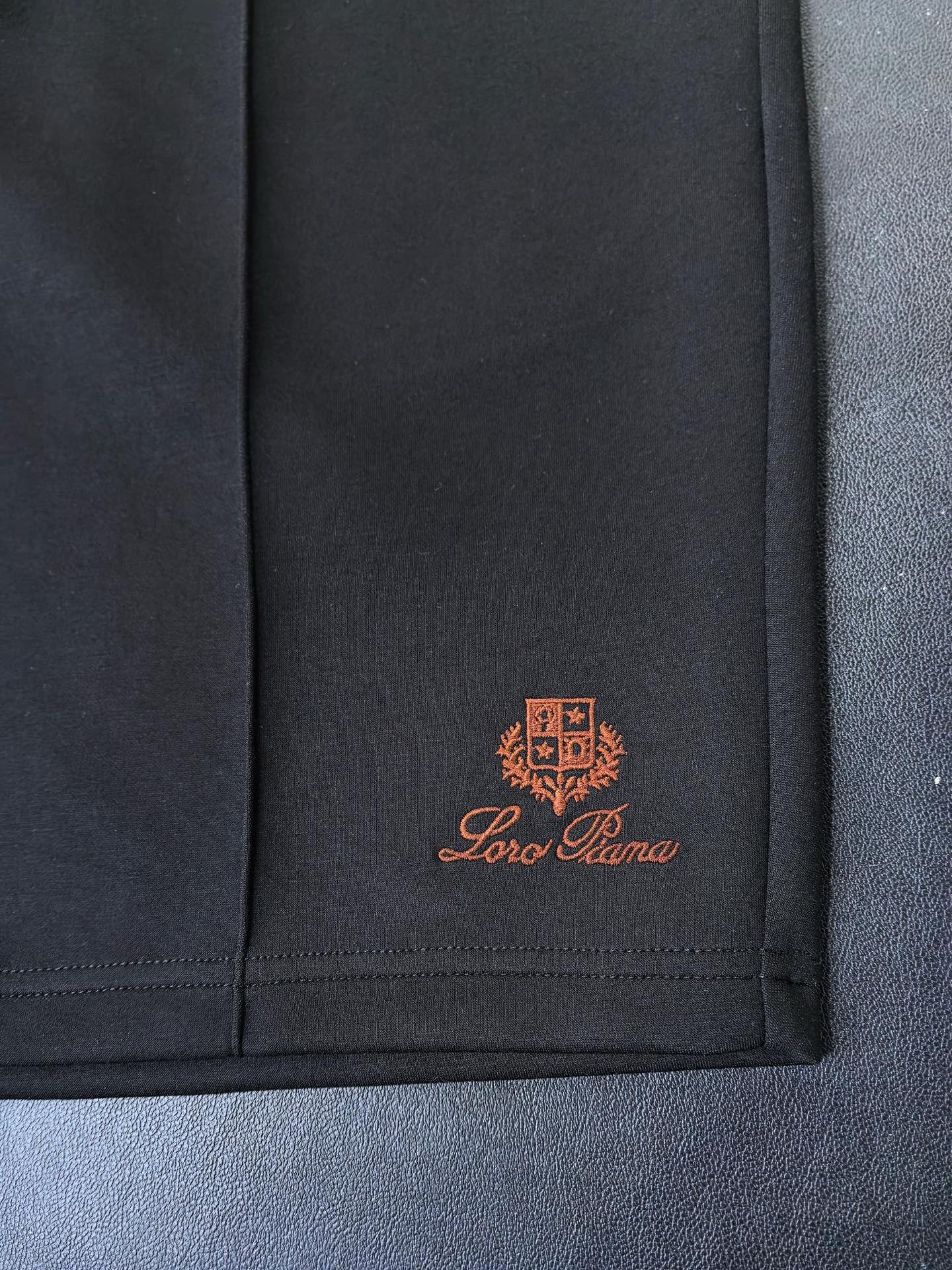 Loro piana 新款男士短裤 此款短裤常规版型剪裁，采用太空棉布料制成，功能透气，厚度适中，末端徽