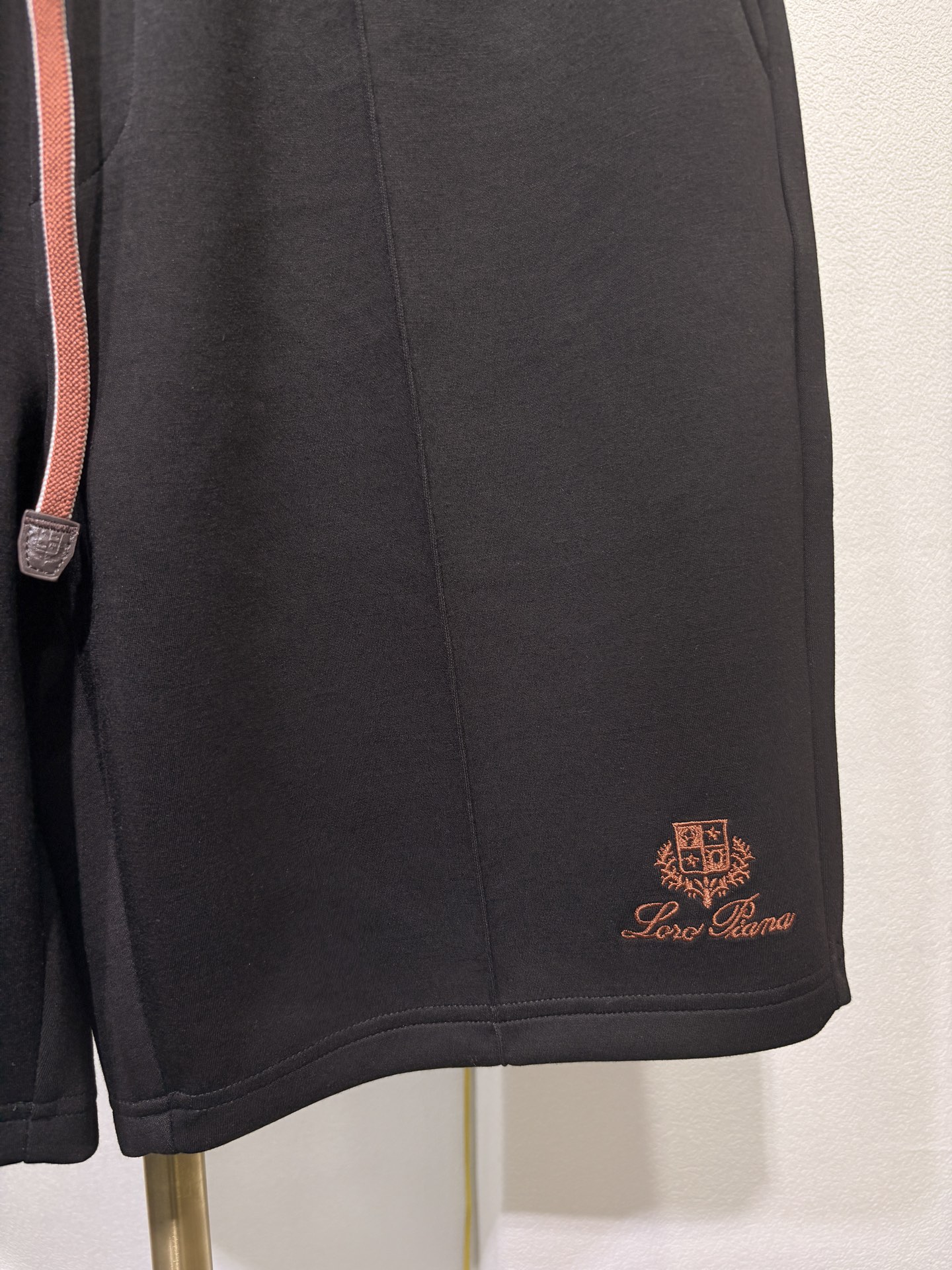 Loro piana 新款男士短裤 此款短裤常规版型剪裁，采用太空棉布料制成，功能透气，厚度适中，末端徽