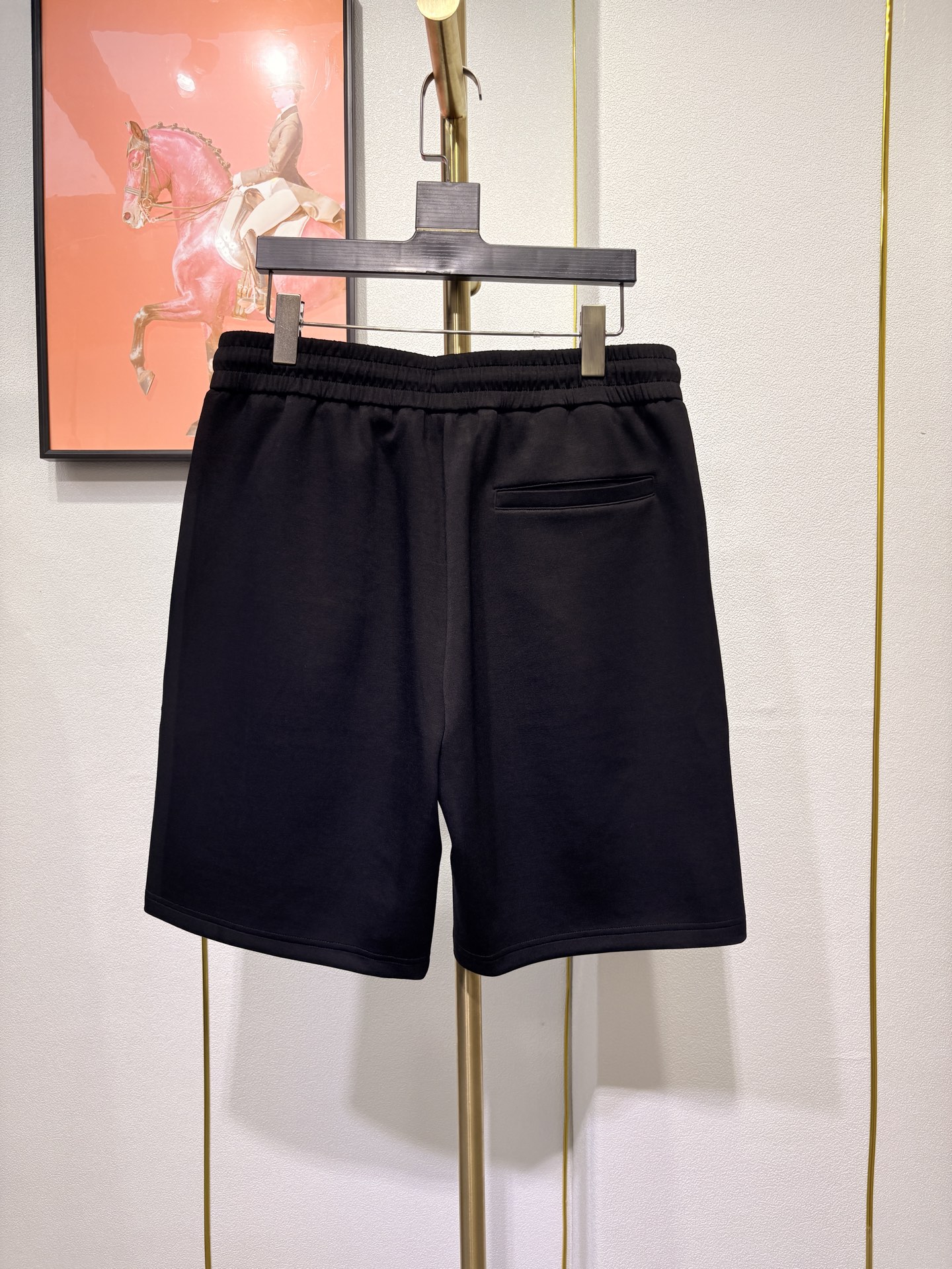 Loro piana 新款男士短裤 此款短裤常规版型剪裁，采用太空棉布料制成，功能透气，厚度适中，末端徽