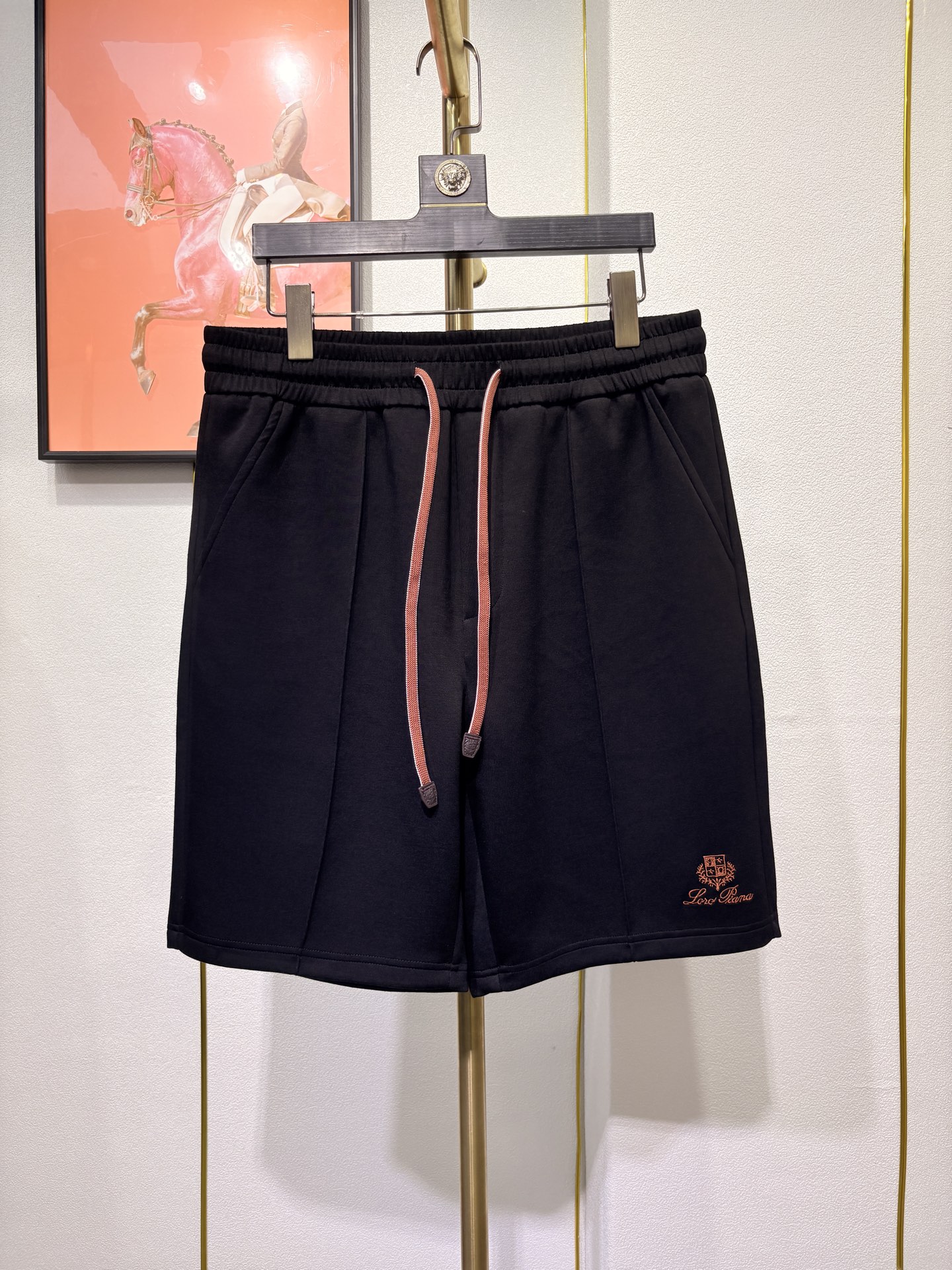 Loro piana 新款男士短裤 此款短裤常规版型剪裁，采用太空棉布料制成，功能透气，厚度适中，末端徽