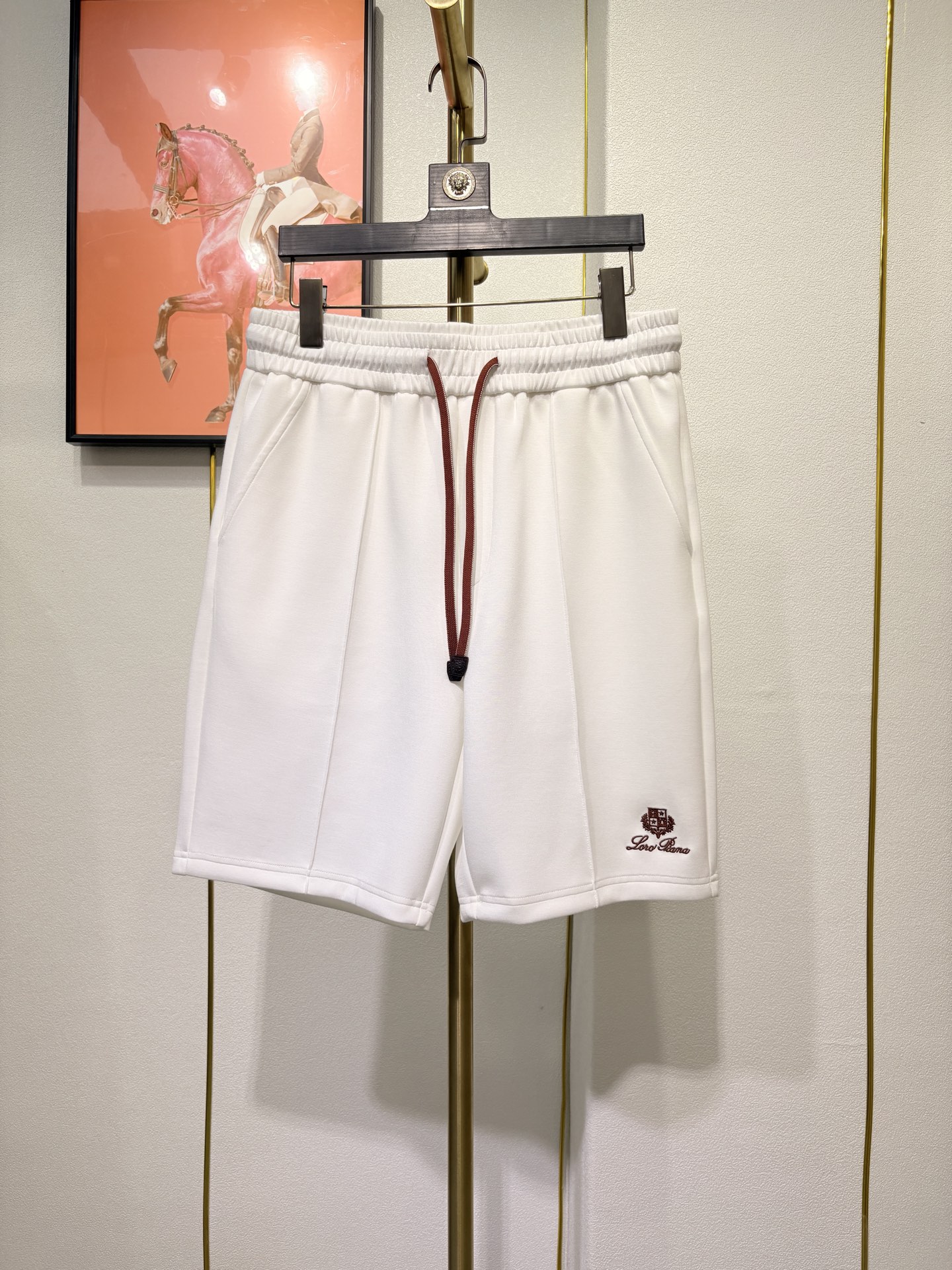 Loro piana 新款男士短裤 此款短裤常规版型剪裁，采用太空棉布料制成，功能透气，厚度适中，末端徽
