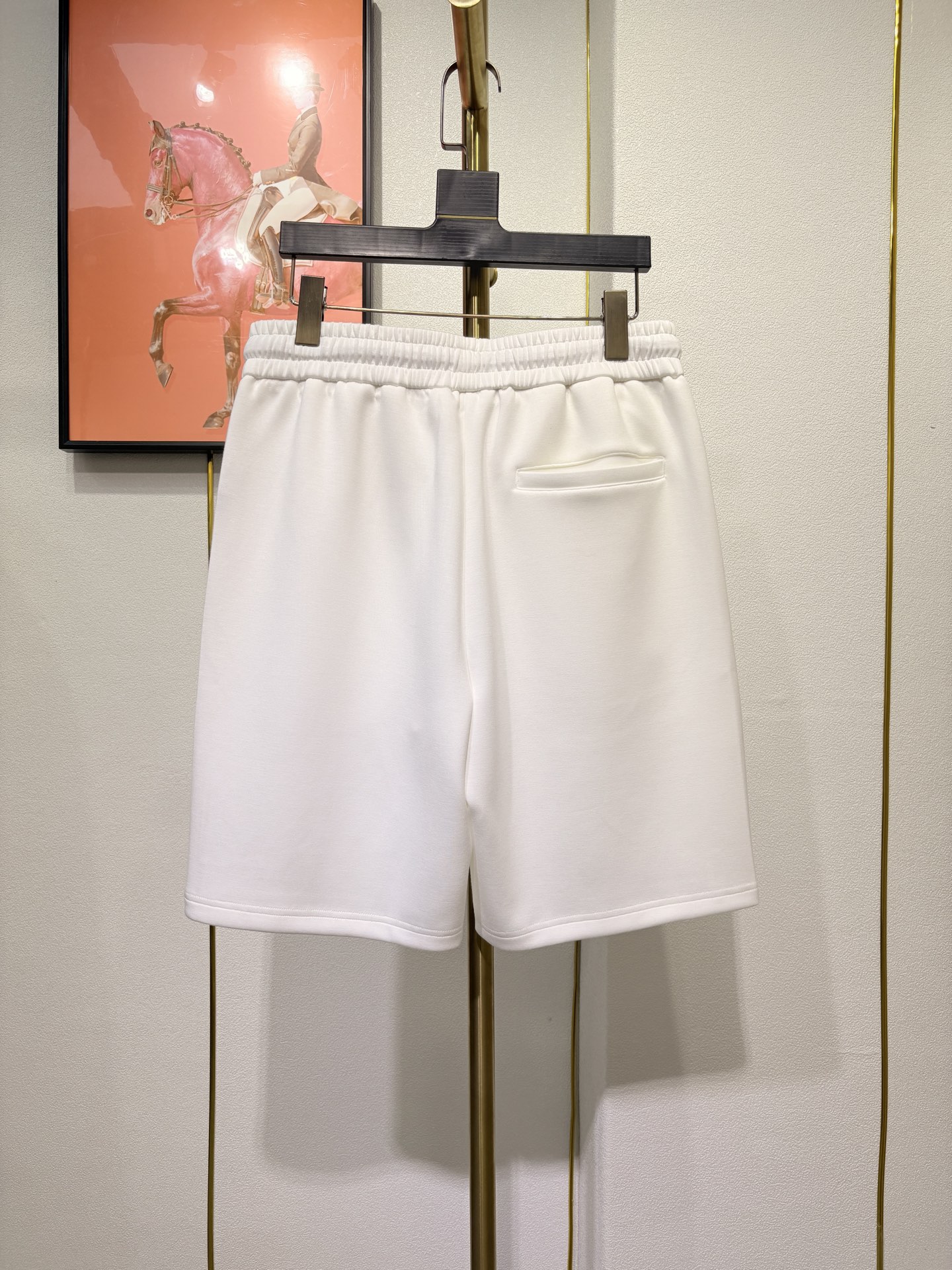 Loro piana 新款男士短裤 此款短裤常规版型剪裁，采用太空棉布料制成，功能透气，厚度适中，末端徽