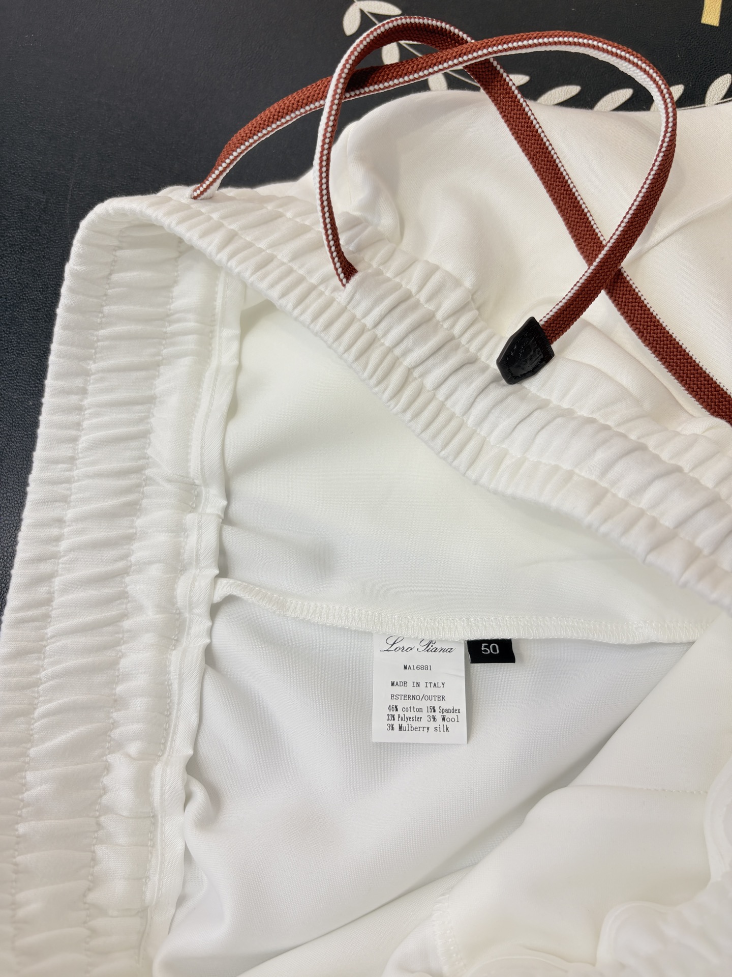 Loro piana 新款男士短裤 此款短裤常规版型剪裁，采用太空棉布料制成，功能透气，厚度适中，末端徽