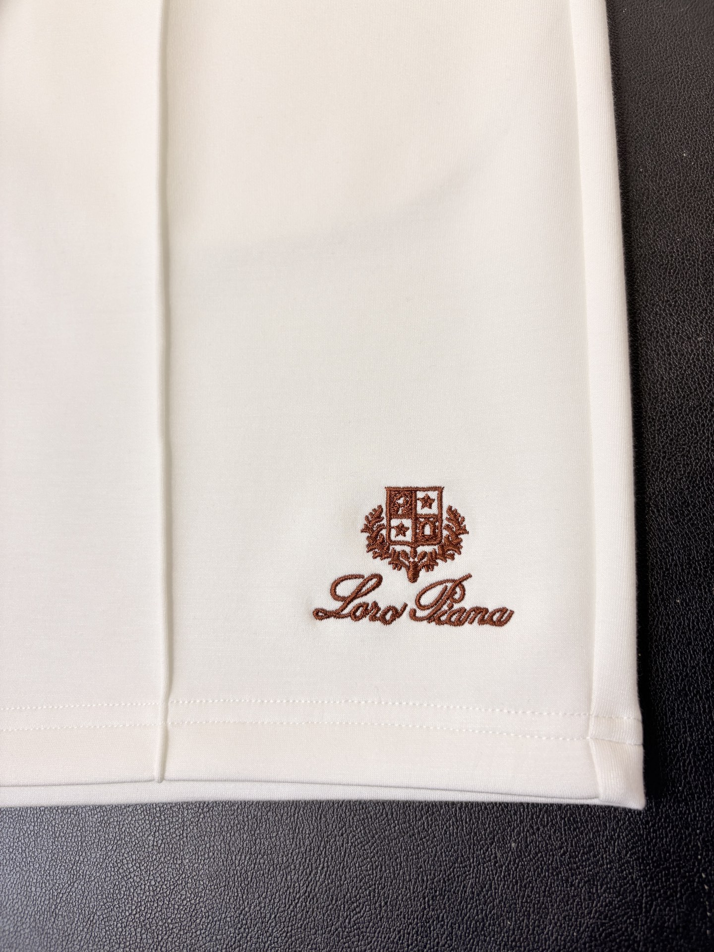 Loro piana 新款男士短裤 此款短裤常规版型剪裁，采用太空棉布料制成，功能透气，厚度适中，末端徽