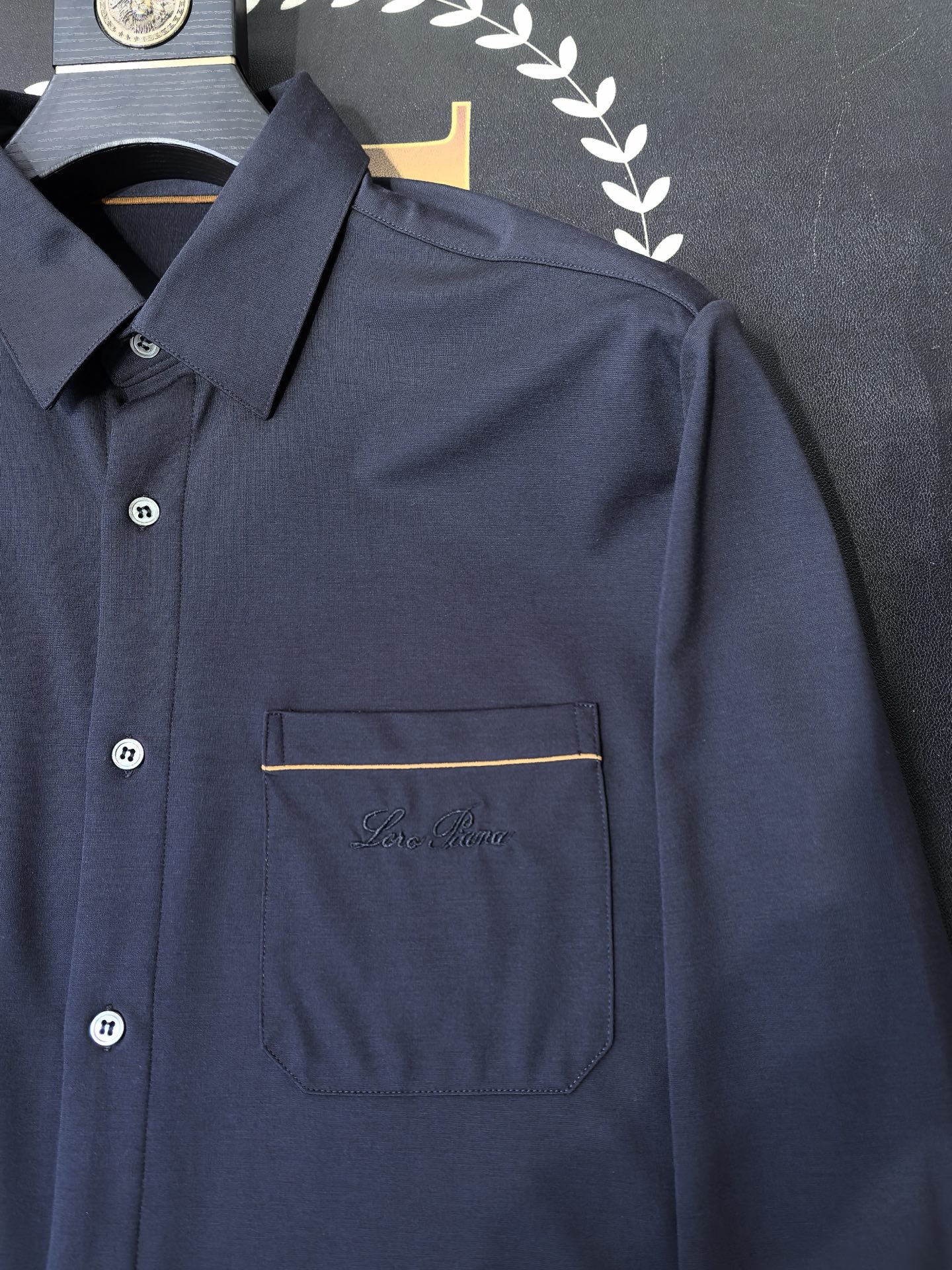 lP🆕，2025秋冬新款，胸前品牌小标LOGO刺绣衬衫，采用定制罗马微弹力布料制成，面料垂性好贴肤穿着舒
