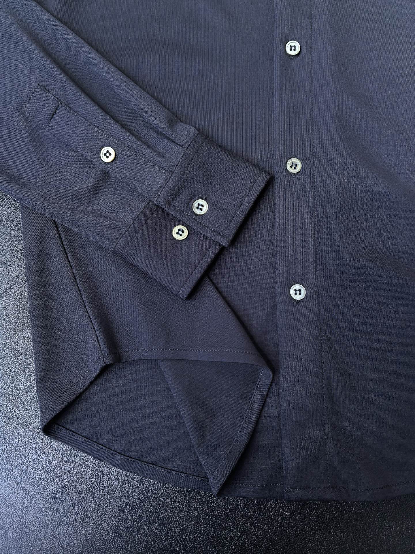 lP🆕，2025秋冬新款，胸前品牌小标LOGO刺绣衬衫，采用定制罗马微弹力布料制成，面料垂性好贴肤穿着舒