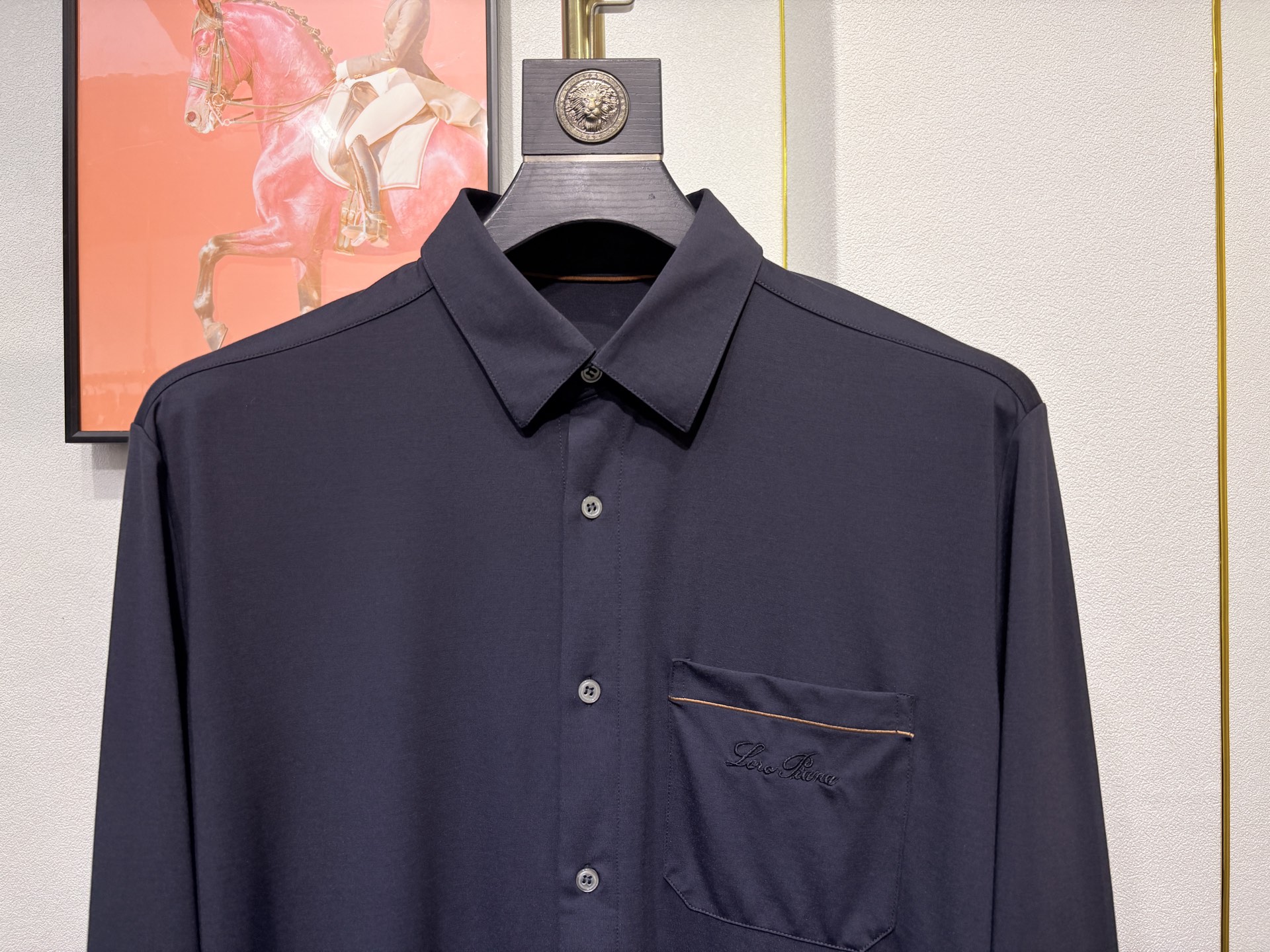 lP🆕，2025秋冬新款，胸前品牌小标LOGO刺绣衬衫，采用定制罗马微弹力布料制成，面料垂性好贴肤穿着舒