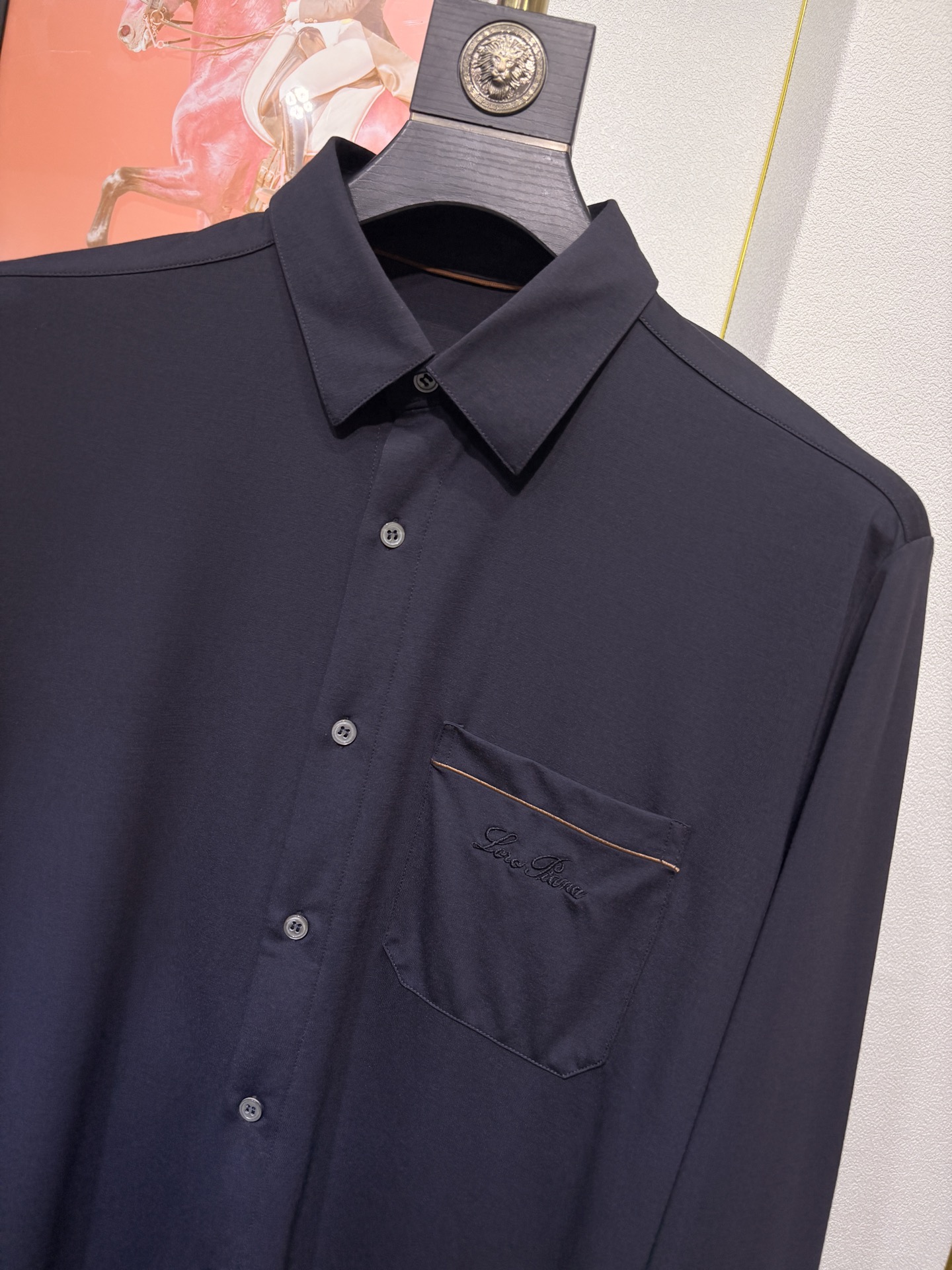 lP🆕，2025秋冬新款，胸前品牌小标LOGO刺绣衬衫，采用定制罗马微弹力布料制成，面料垂性好贴肤穿着舒