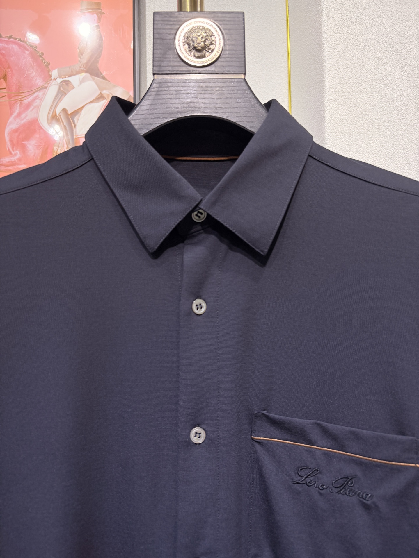 lP🆕，2025秋冬新款，胸前品牌小标LOGO刺绣衬衫，采用定制罗马微弹力布料制成，面料垂性好贴肤穿着舒