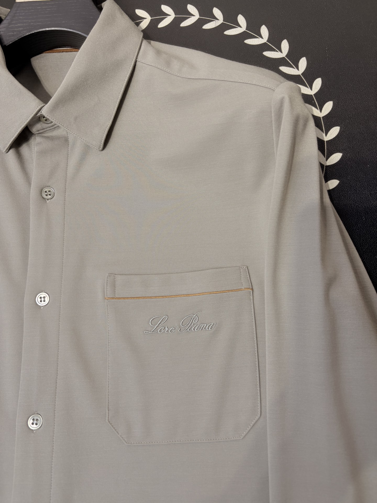 lP🆕，2025秋冬新款，胸前品牌小标LOGO刺绣衬衫，采用定制罗马微弹力布料制成，面料垂性好贴肤穿着舒