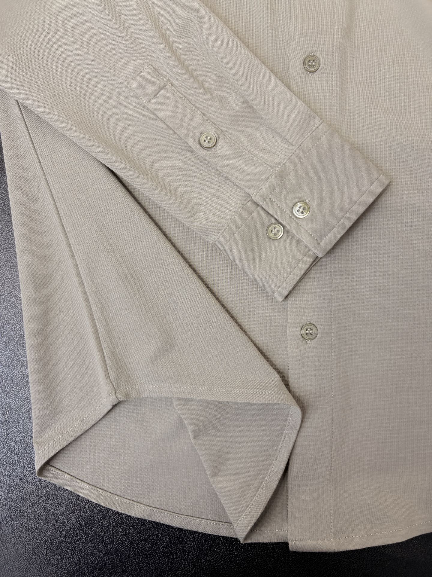 lP🆕，2025秋冬新款，胸前品牌小标LOGO刺绣衬衫，采用定制罗马微弹力布料制成，面料垂性好贴肤穿着舒