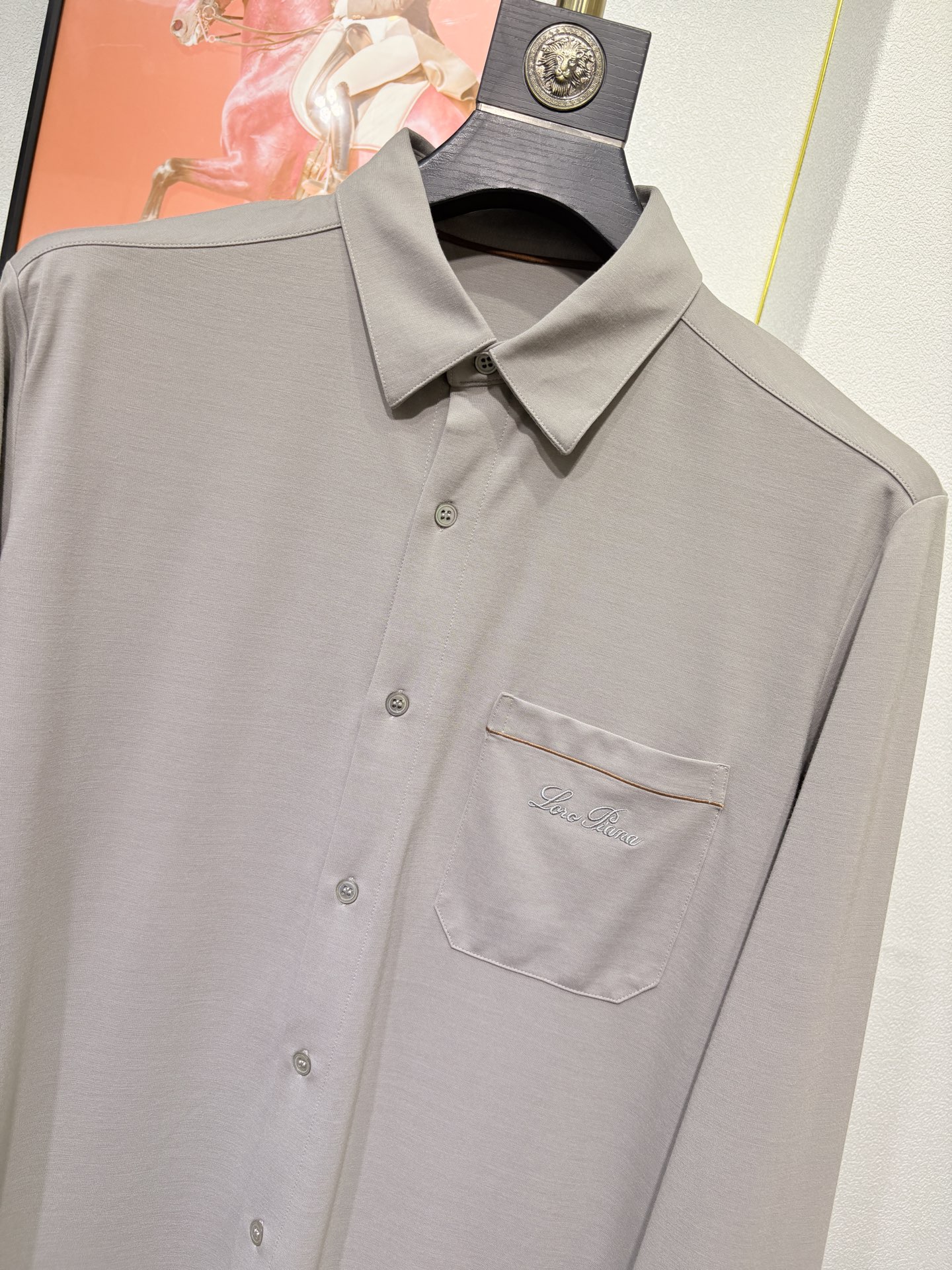 lP🆕，2025秋冬新款，胸前品牌小标LOGO刺绣衬衫，采用定制罗马微弹力布料制成，面料垂性好贴肤穿着舒