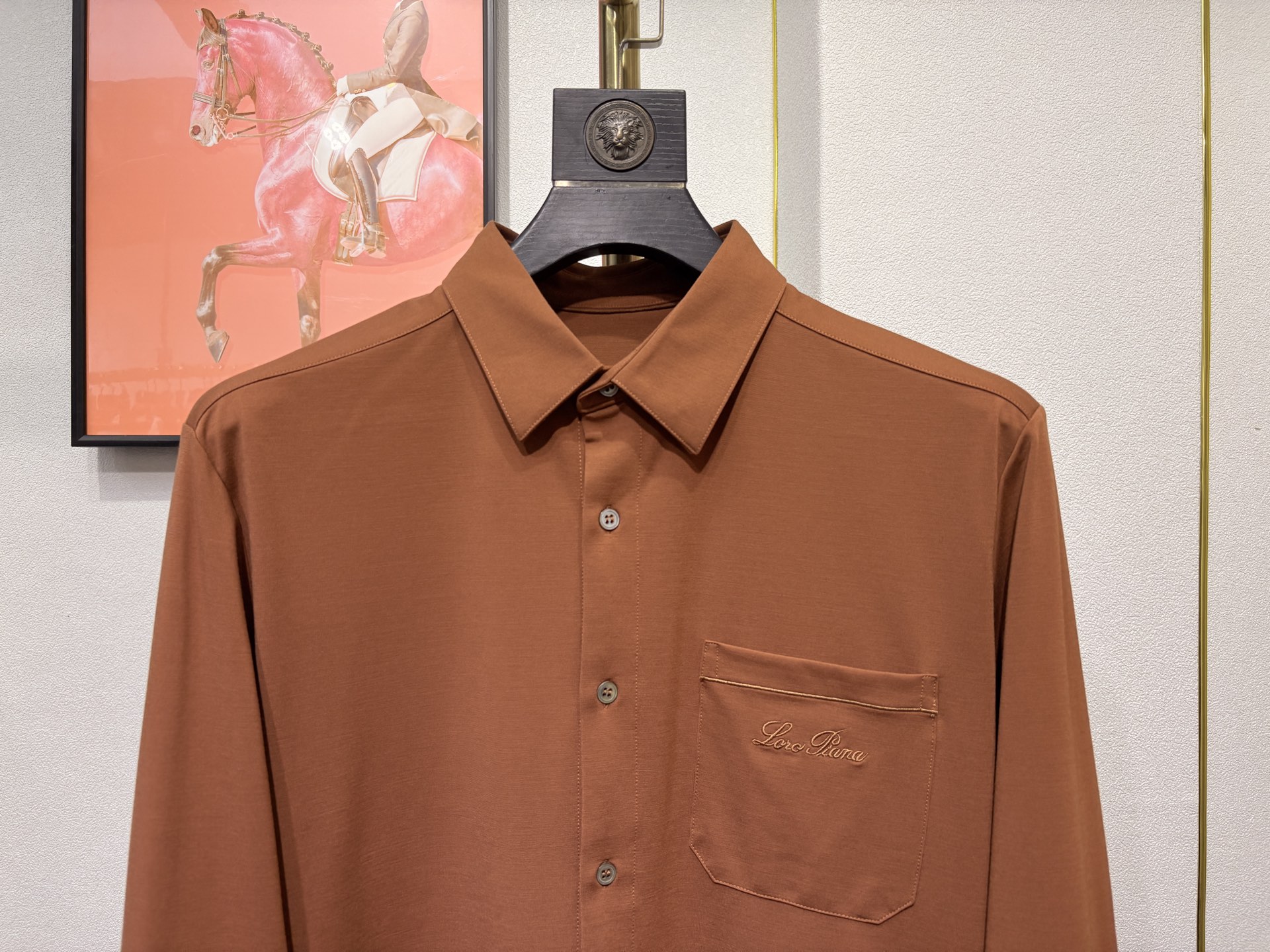 lP🆕，2025秋冬新款，胸前品牌小标LOGO刺绣衬衫，采用定制罗马微弹力布料制成，面料垂性好贴肤穿着舒