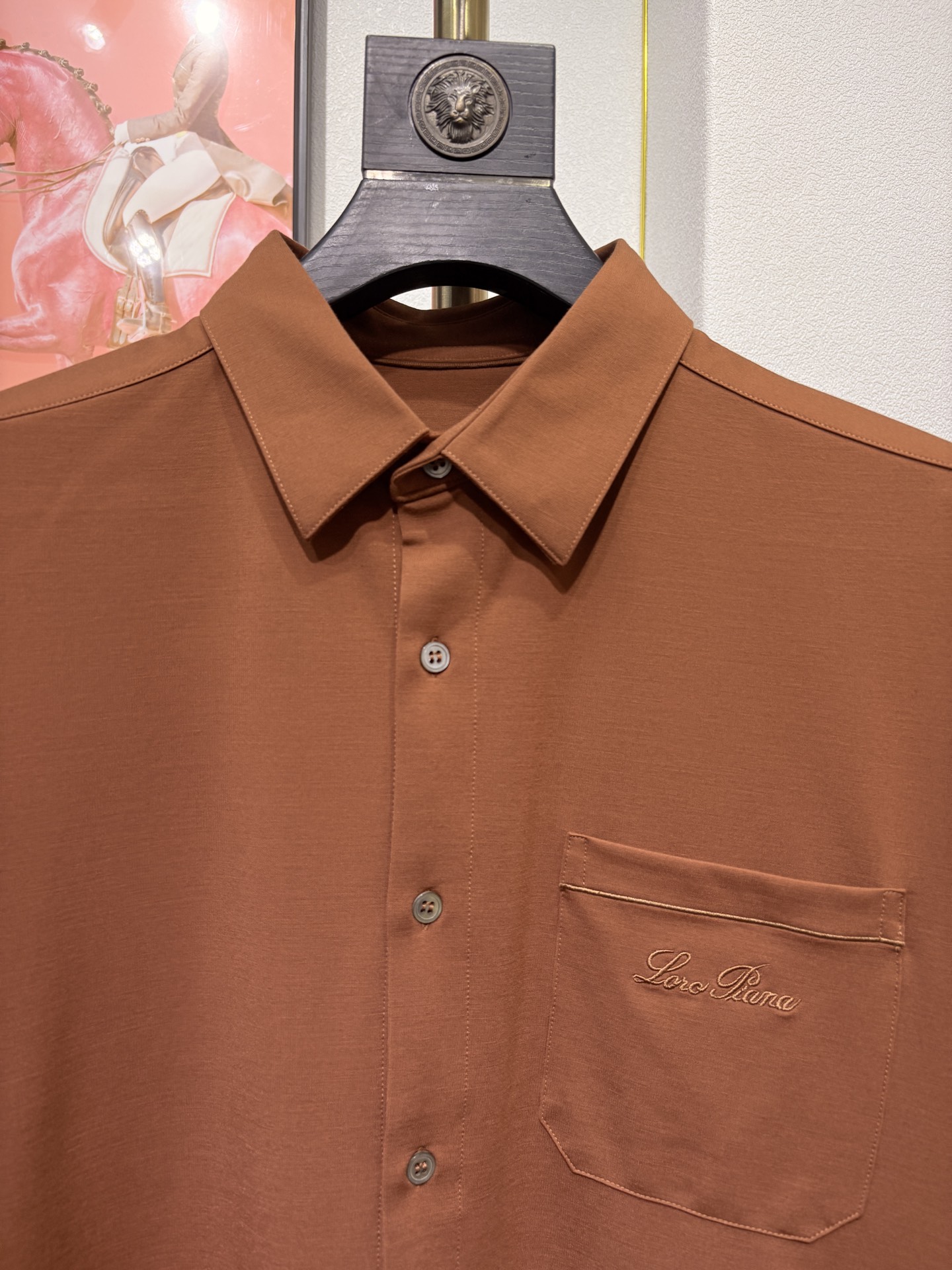 lP🆕，2025秋冬新款，胸前品牌小标LOGO刺绣衬衫，采用定制罗马微弹力布料制成，面料垂性好贴肤穿着舒