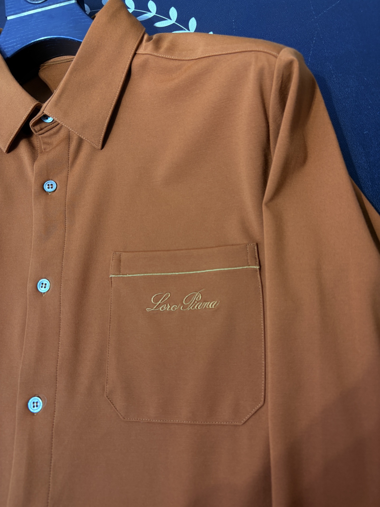 lP🆕，2025秋冬新款，胸前品牌小标LOGO刺绣衬衫，采用定制罗马微弹力布料制成，面料垂性好贴肤穿着舒