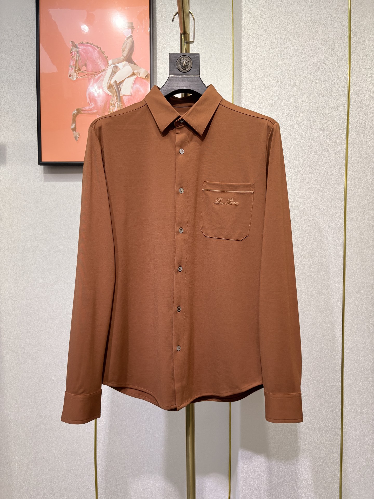 lP🆕，2025秋冬新款，胸前品牌小标LOGO刺绣衬衫，采用定制罗马微弹力布料制成，面料垂性好贴肤穿着舒