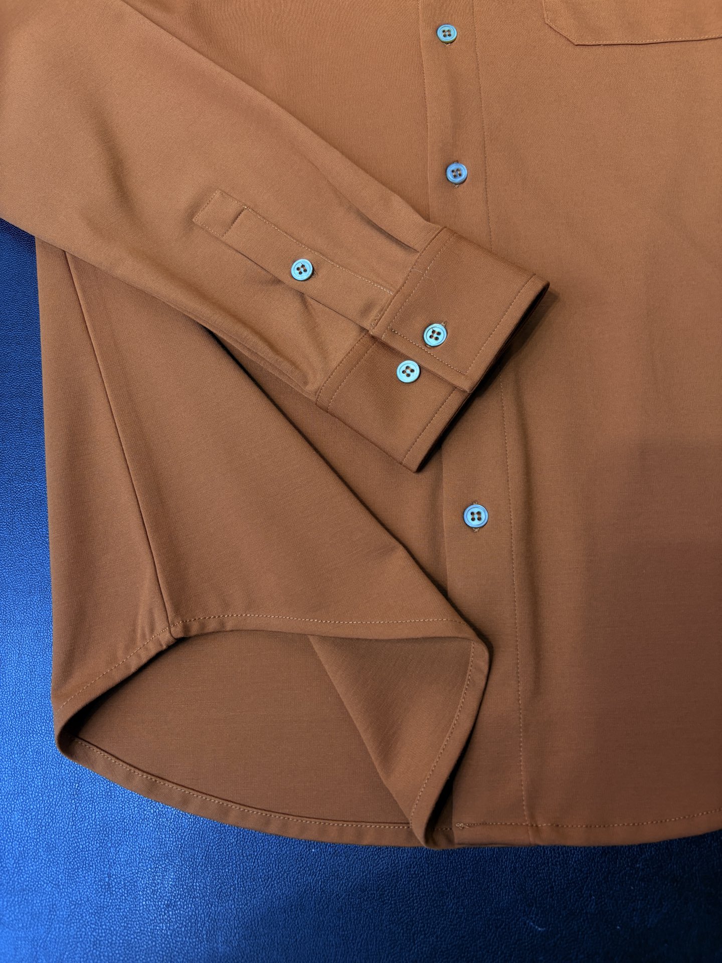 lP🆕，2025秋冬新款，胸前品牌小标LOGO刺绣衬衫，采用定制罗马微弹力布料制成，面料垂性好贴肤穿着舒