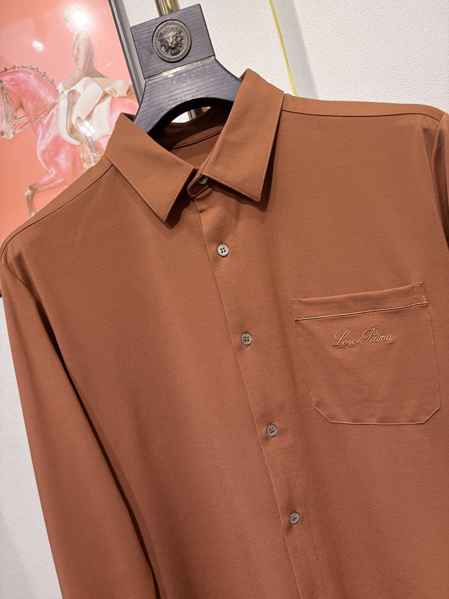 lP🆕，2025秋冬新款，胸前品牌小标LOGO刺绣衬衫，采用定制罗马微弹力布料制成，面料垂性好贴肤穿着舒