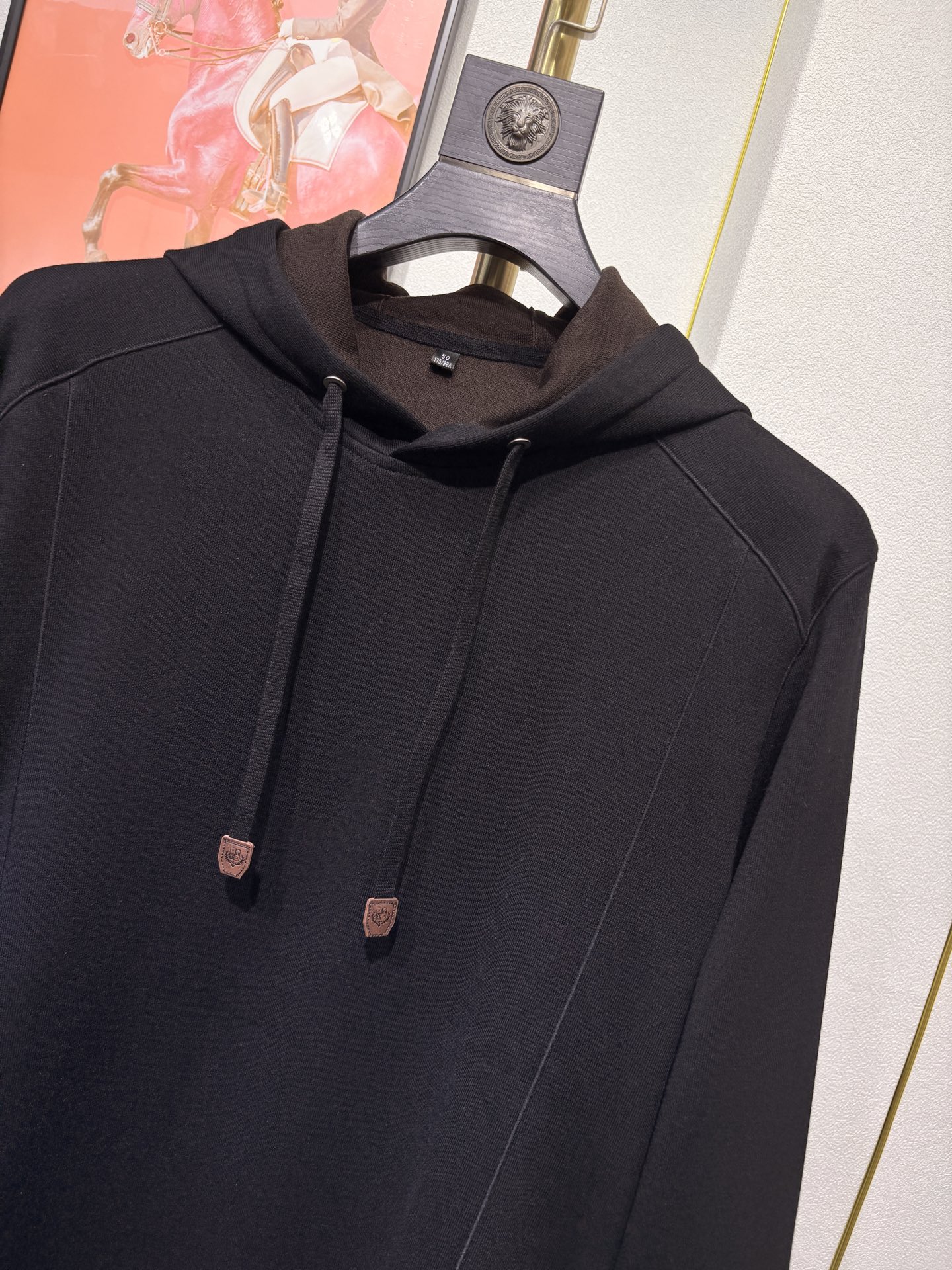 lP🆕*诺悠翩雅，2025秋冬男款羊毛混纺连帽衫，简约大方的版型、抽绳logo图案点缀（羊绒 聚酯纤维 