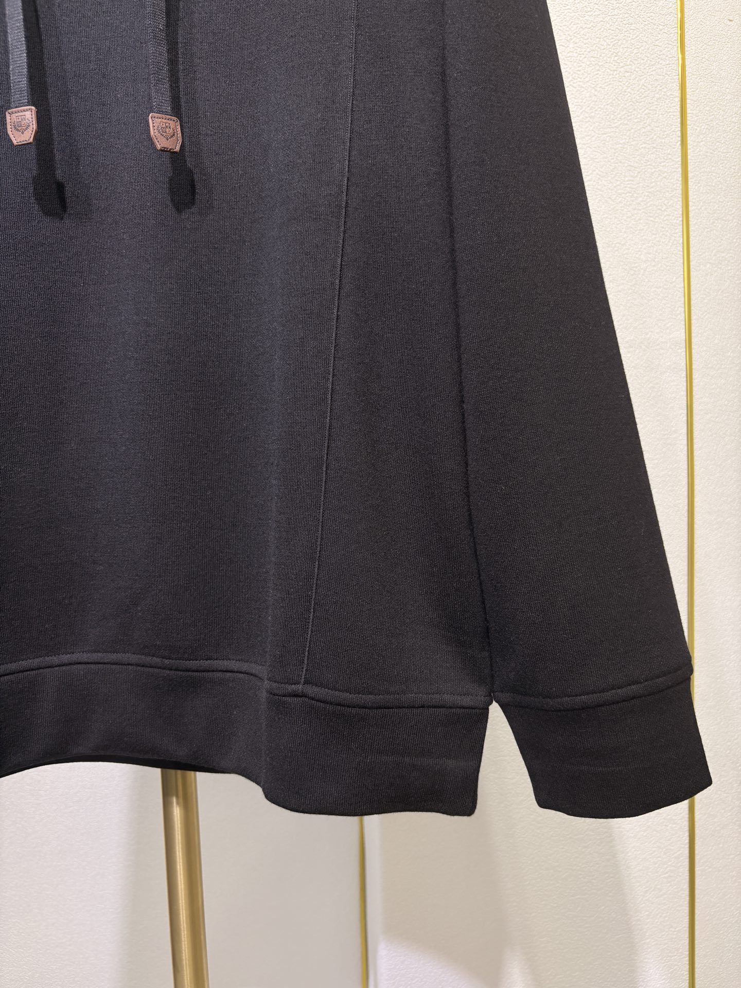 lP🆕*诺悠翩雅，2025秋冬男款羊毛混纺连帽衫，简约大方的版型、抽绳logo图案点缀（羊绒 聚酯纤维 