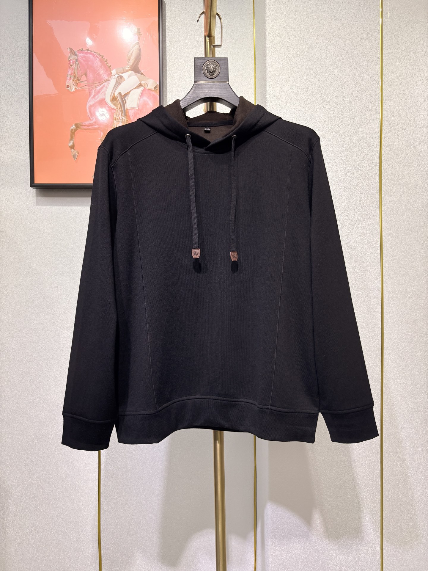 lP🆕*诺悠翩雅，2025秋冬男款羊毛混纺连帽衫，简约大方的版型、抽绳logo图案点缀（羊绒 聚酯纤维 