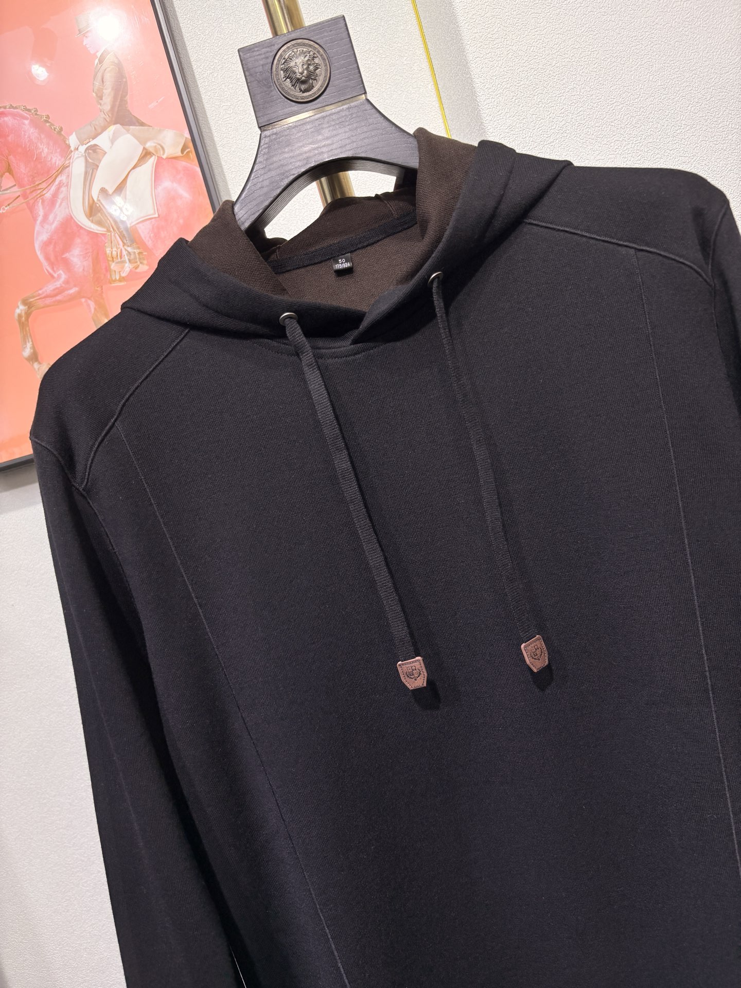 lP🆕*诺悠翩雅，2025秋冬男款羊毛混纺连帽衫，简约大方的版型、抽绳logo图案点缀（羊绒 聚酯纤维 