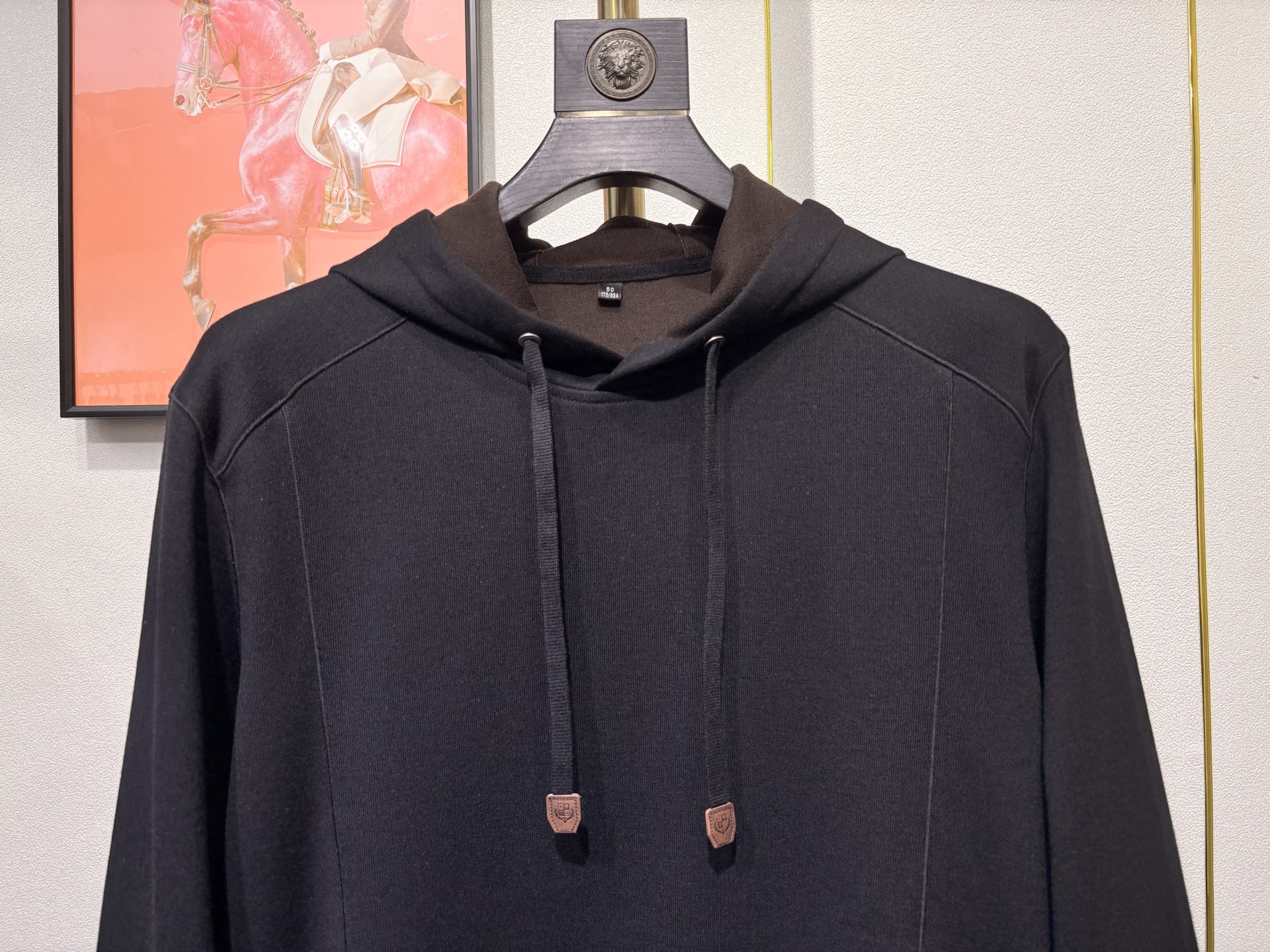 lP🆕*诺悠翩雅，2025秋冬男款羊毛混纺连帽衫，简约大方的版型、抽绳logo图案点缀（羊绒 聚酯纤维 