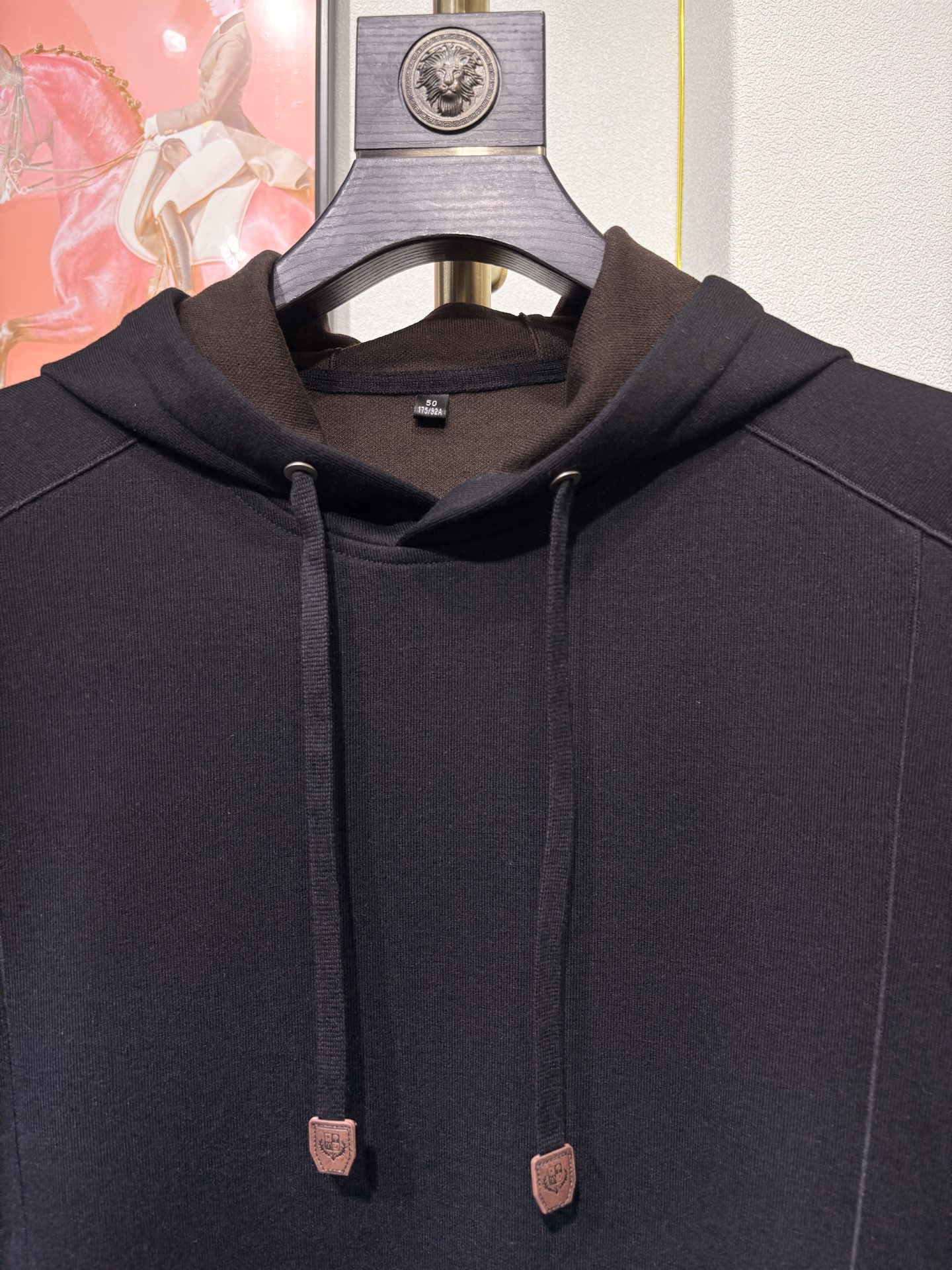 lP🆕*诺悠翩雅，2025秋冬男款羊毛混纺连帽衫，简约大方的版型、抽绳logo图案点缀（羊绒 聚酯纤维 