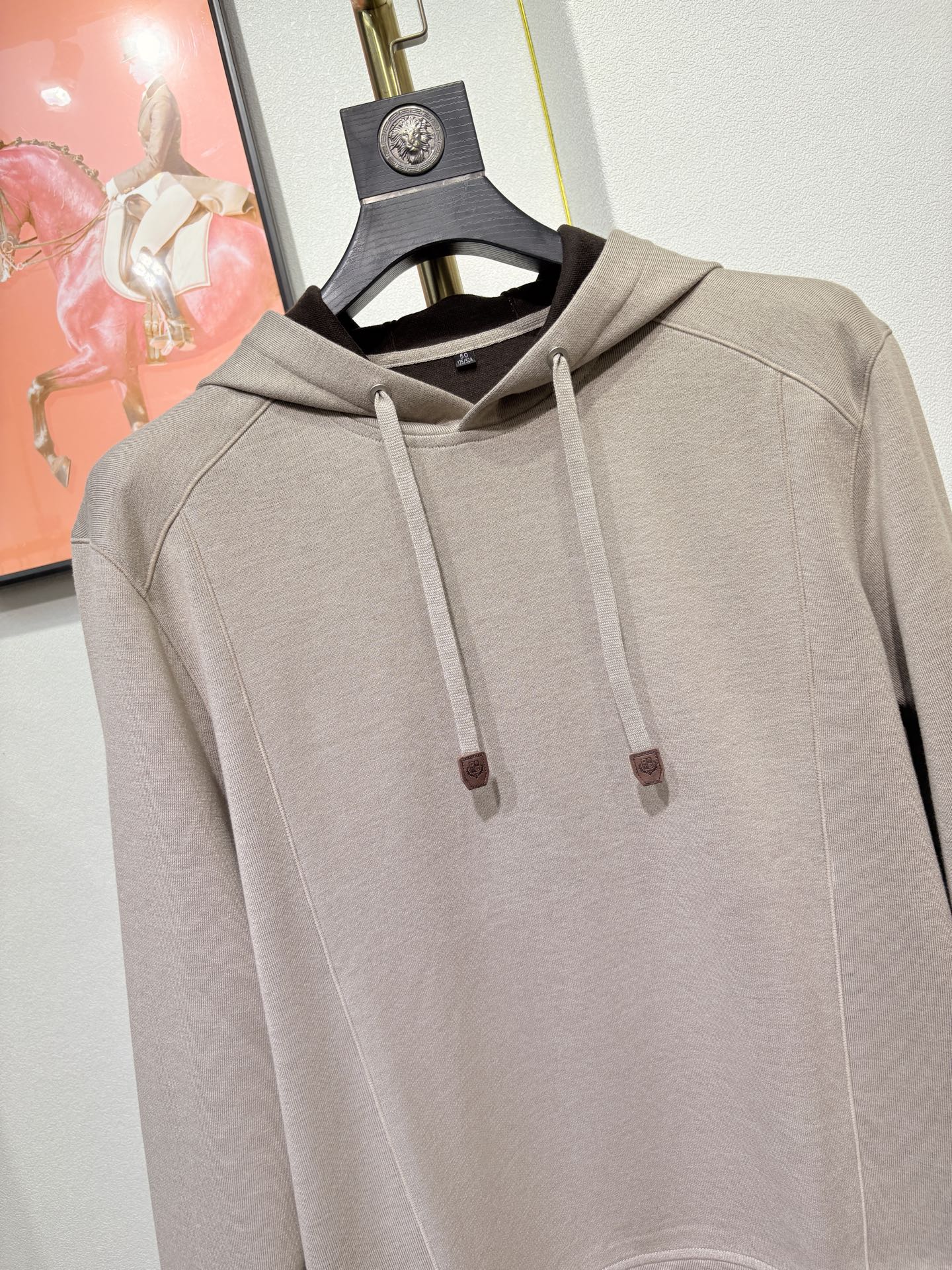 lP🆕*诺悠翩雅，2025秋冬男款羊毛混纺连帽衫，简约大方的版型、抽绳logo图案点缀（羊绒 聚酯纤维 