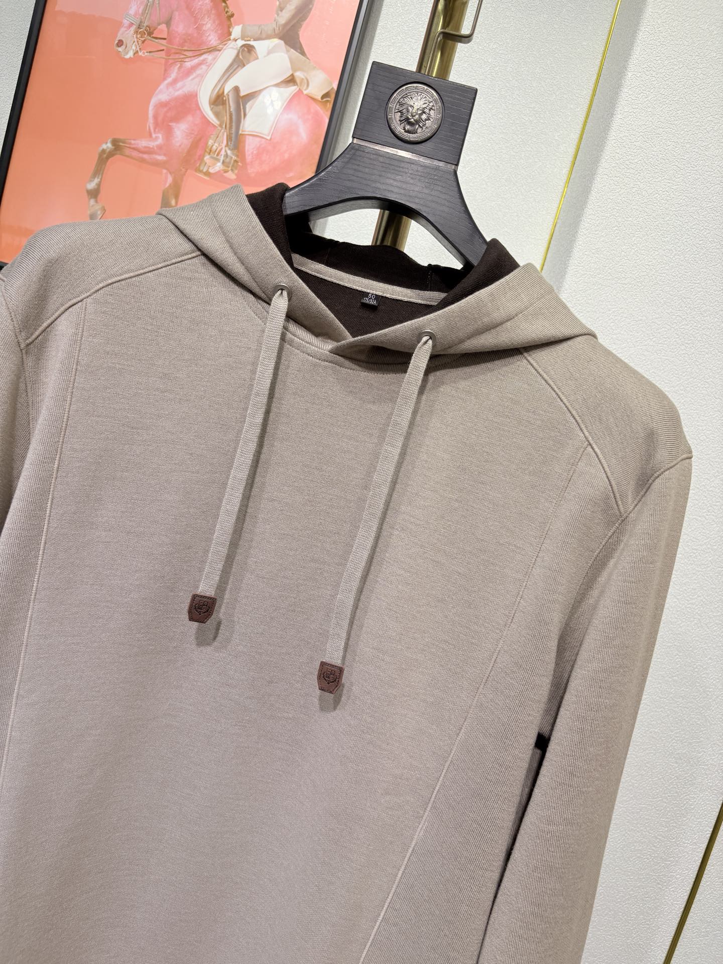 lP🆕*诺悠翩雅，2025秋冬男款羊毛混纺连帽衫，简约大方的版型、抽绳logo图案点缀（羊绒 聚酯纤维 