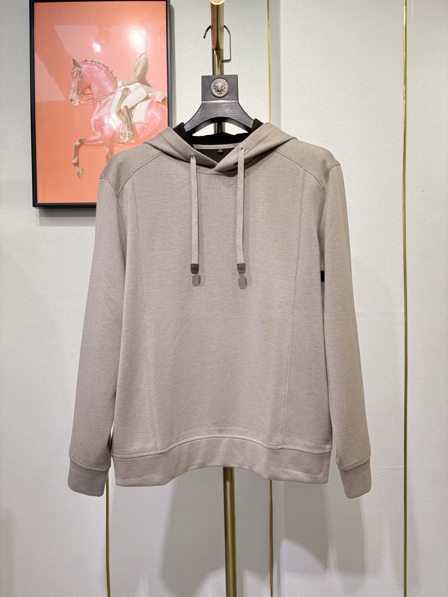 lP🆕*诺悠翩雅，2025秋冬男款羊毛混纺连帽衫，简约大方的版型、抽绳logo图案点缀（羊绒 聚酯纤维 