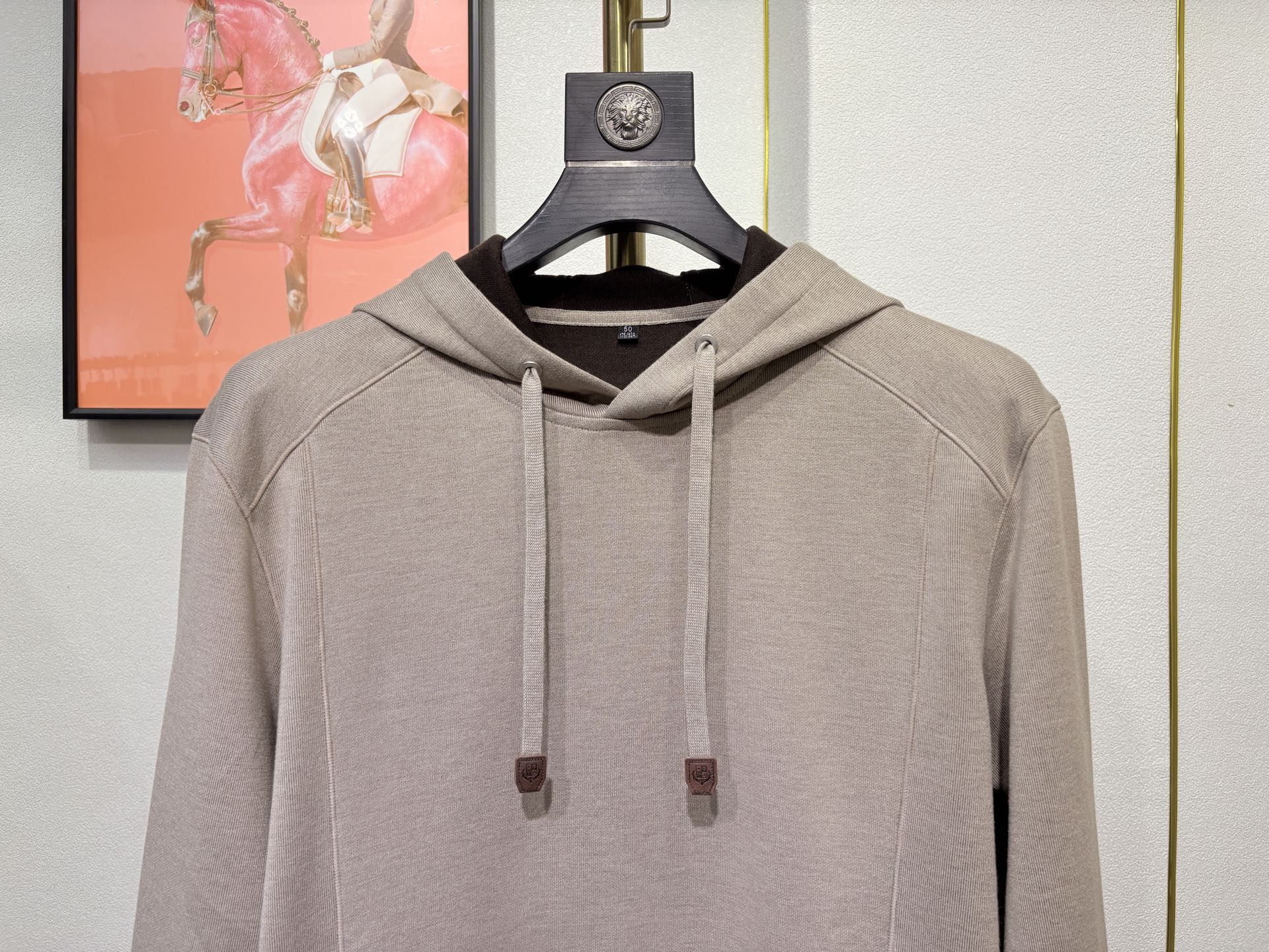 lP🆕*诺悠翩雅，2025秋冬男款羊毛混纺连帽衫，简约大方的版型、抽绳logo图案点缀（羊绒 聚酯纤维 