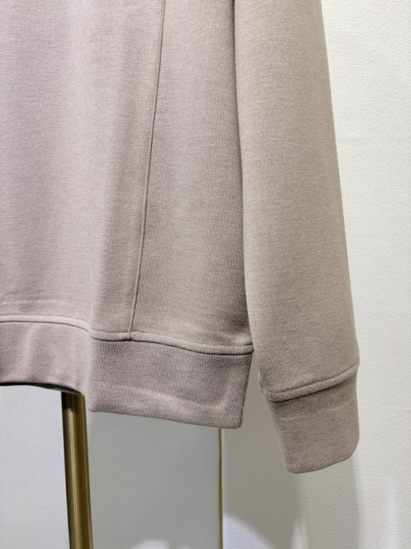 lP🆕*诺悠翩雅，2025秋冬男款羊毛混纺连帽衫，简约大方的版型、抽绳logo图案点缀（羊绒 聚酯纤维 