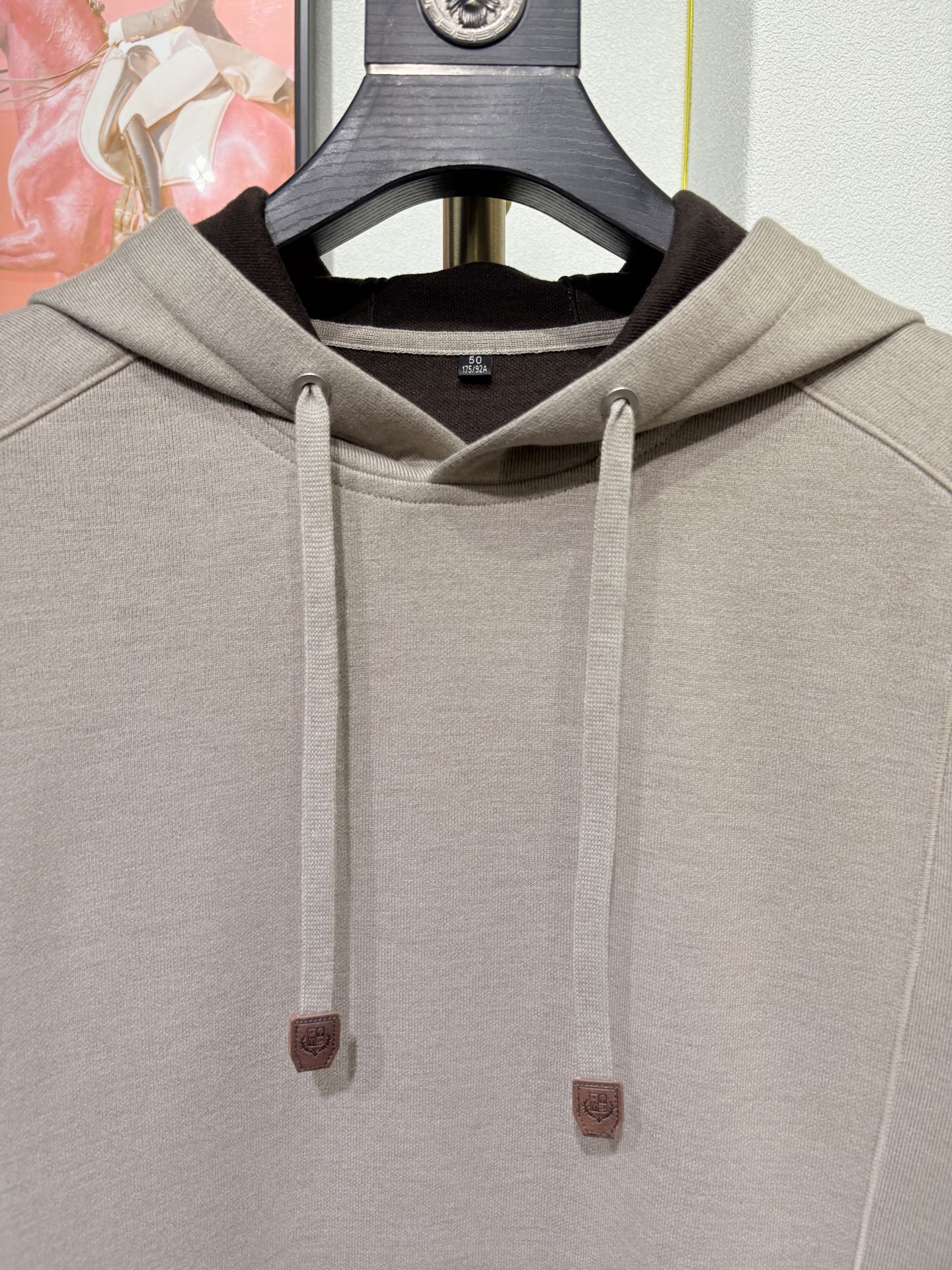 lP🆕*诺悠翩雅，2025秋冬男款羊毛混纺连帽衫，简约大方的版型、抽绳logo图案点缀（羊绒 聚酯纤维 