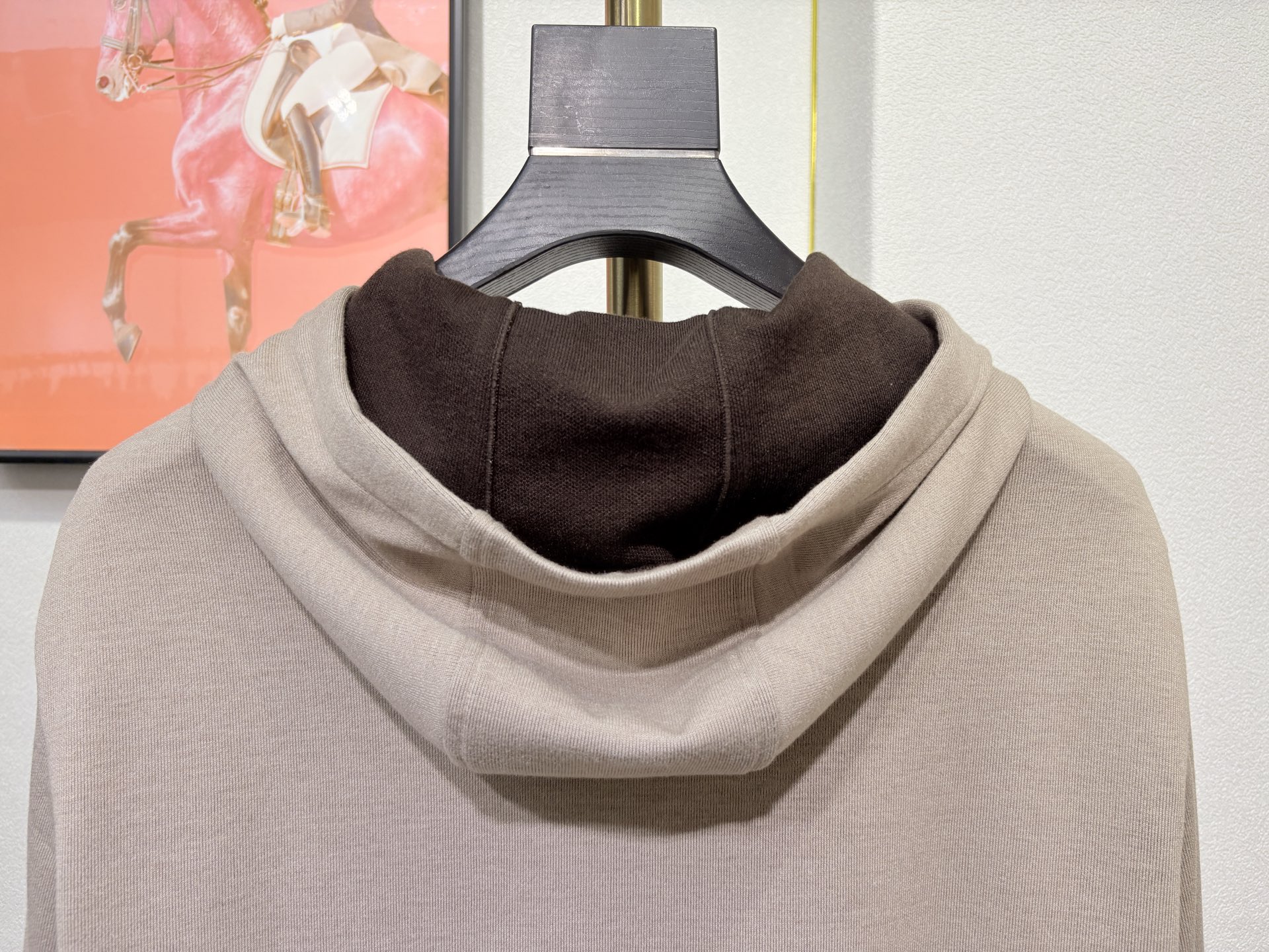 lP🆕*诺悠翩雅，2025秋冬男款羊毛混纺连帽衫，简约大方的版型、抽绳logo图案点缀（羊绒 聚酯纤维 